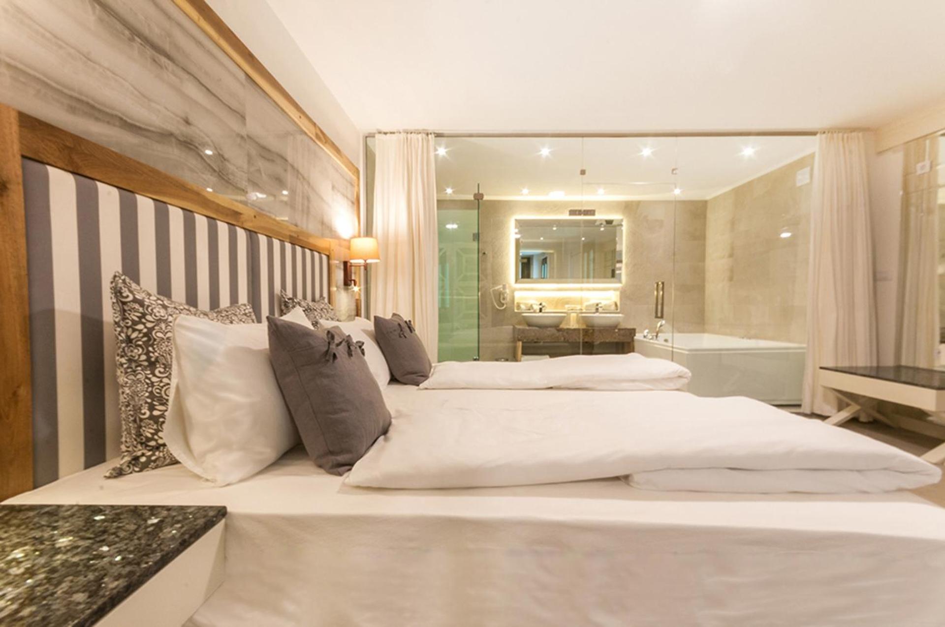 Junior Panorama Suite with Hot Tub - Photo 7