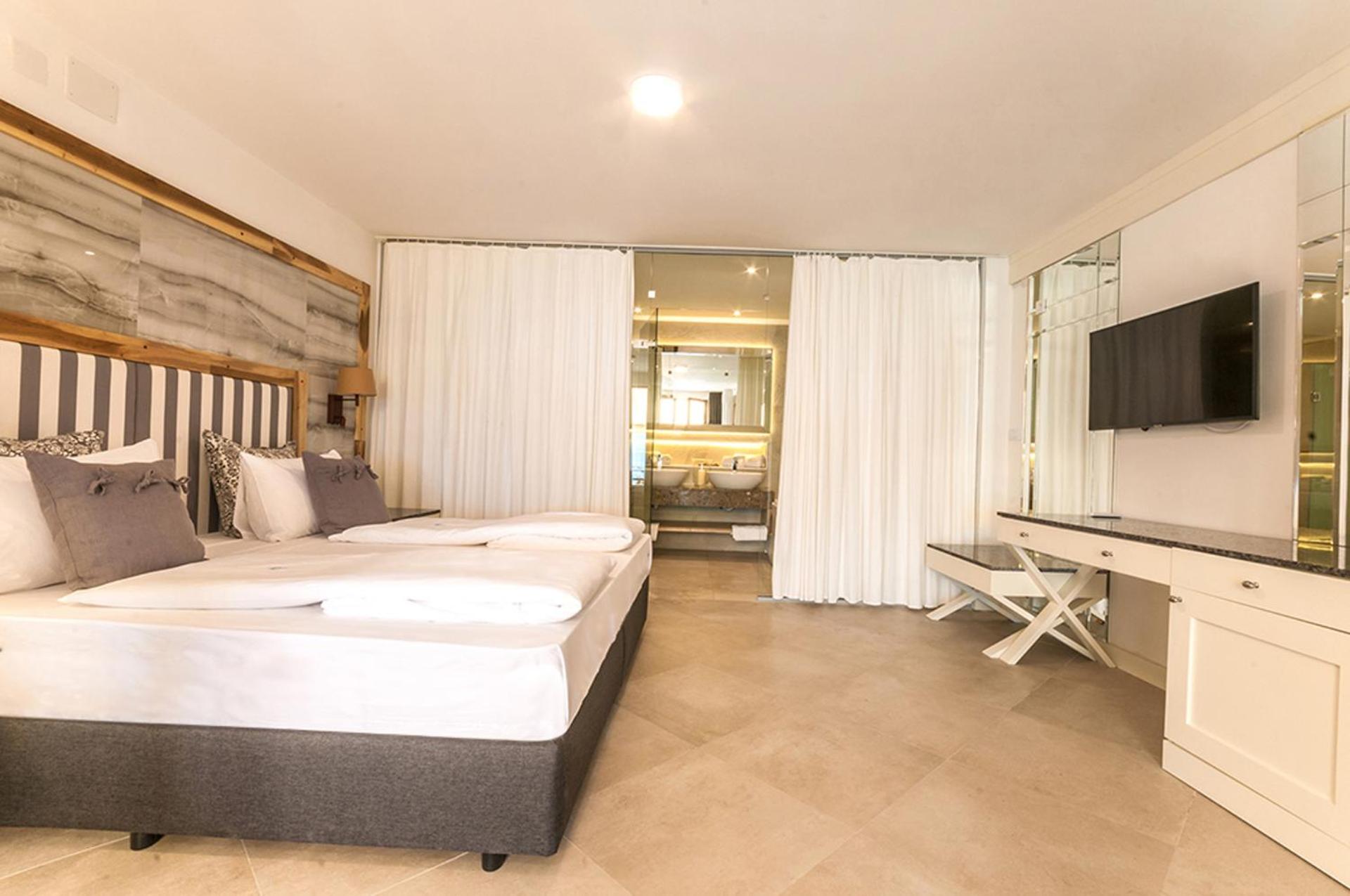 Junior Panorama Suite with Hot Tub - Photo 3