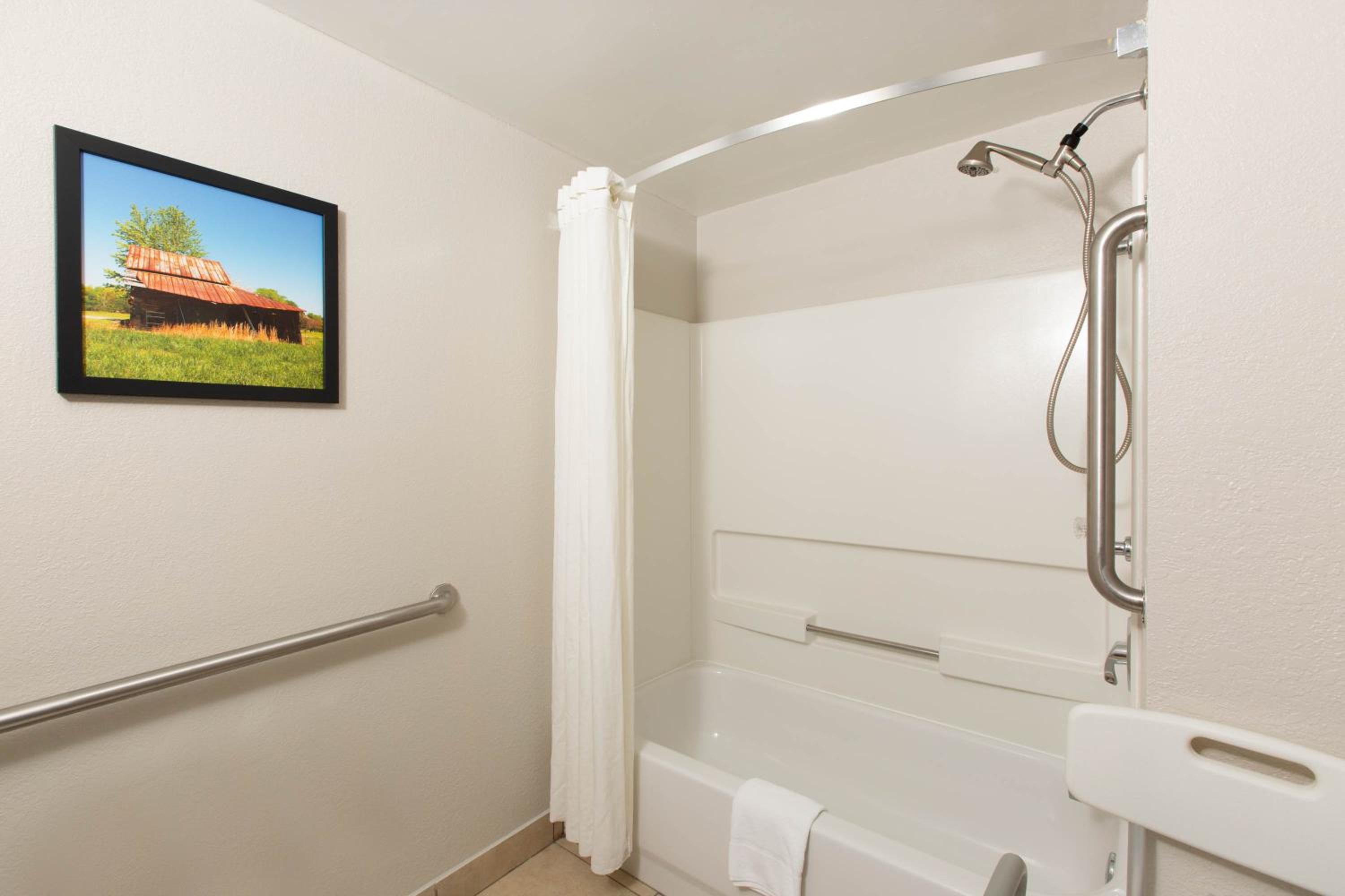 King Room - Mobility Access/Non-Smoking photo 2