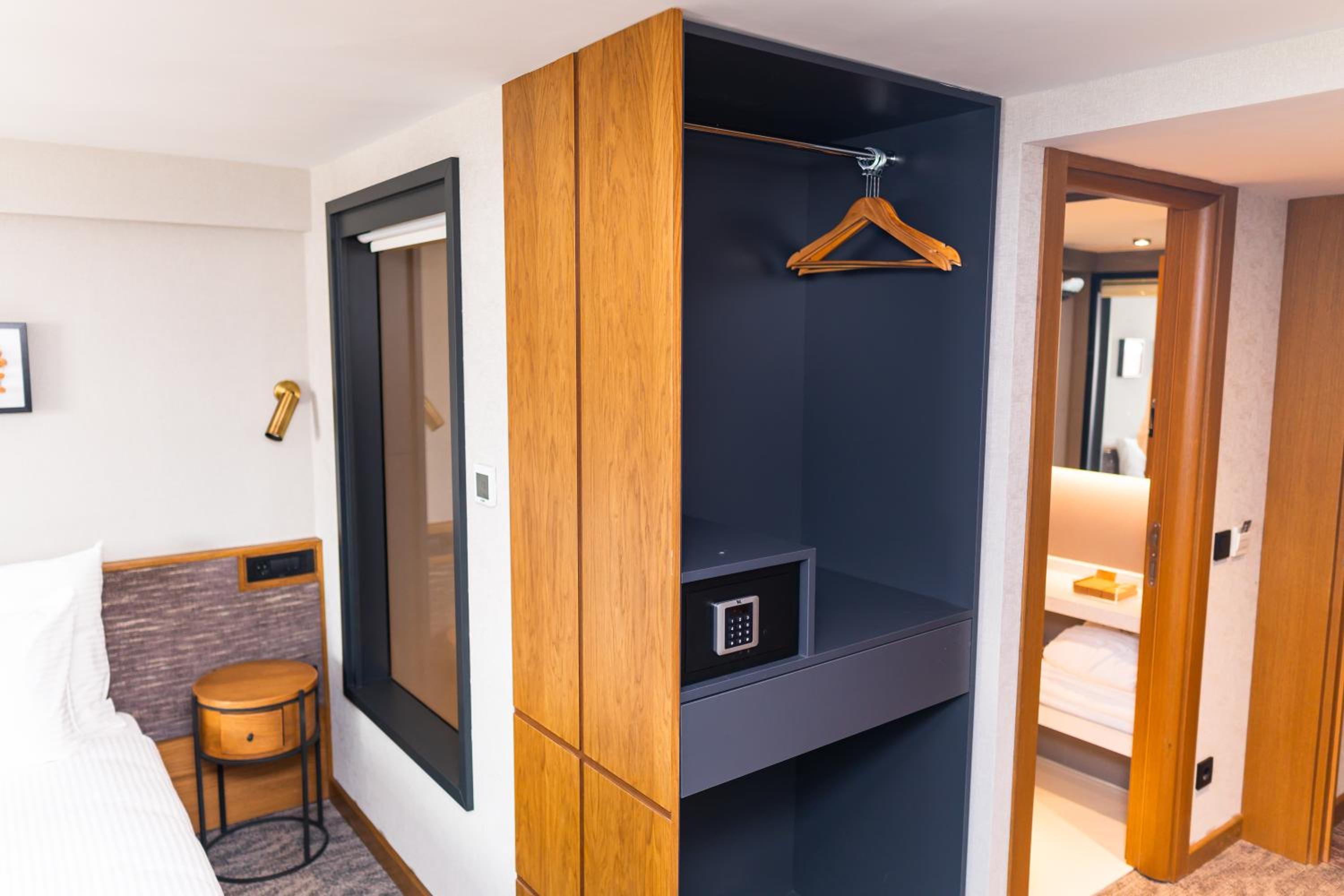 Connecting Family Room with 2 Rooms