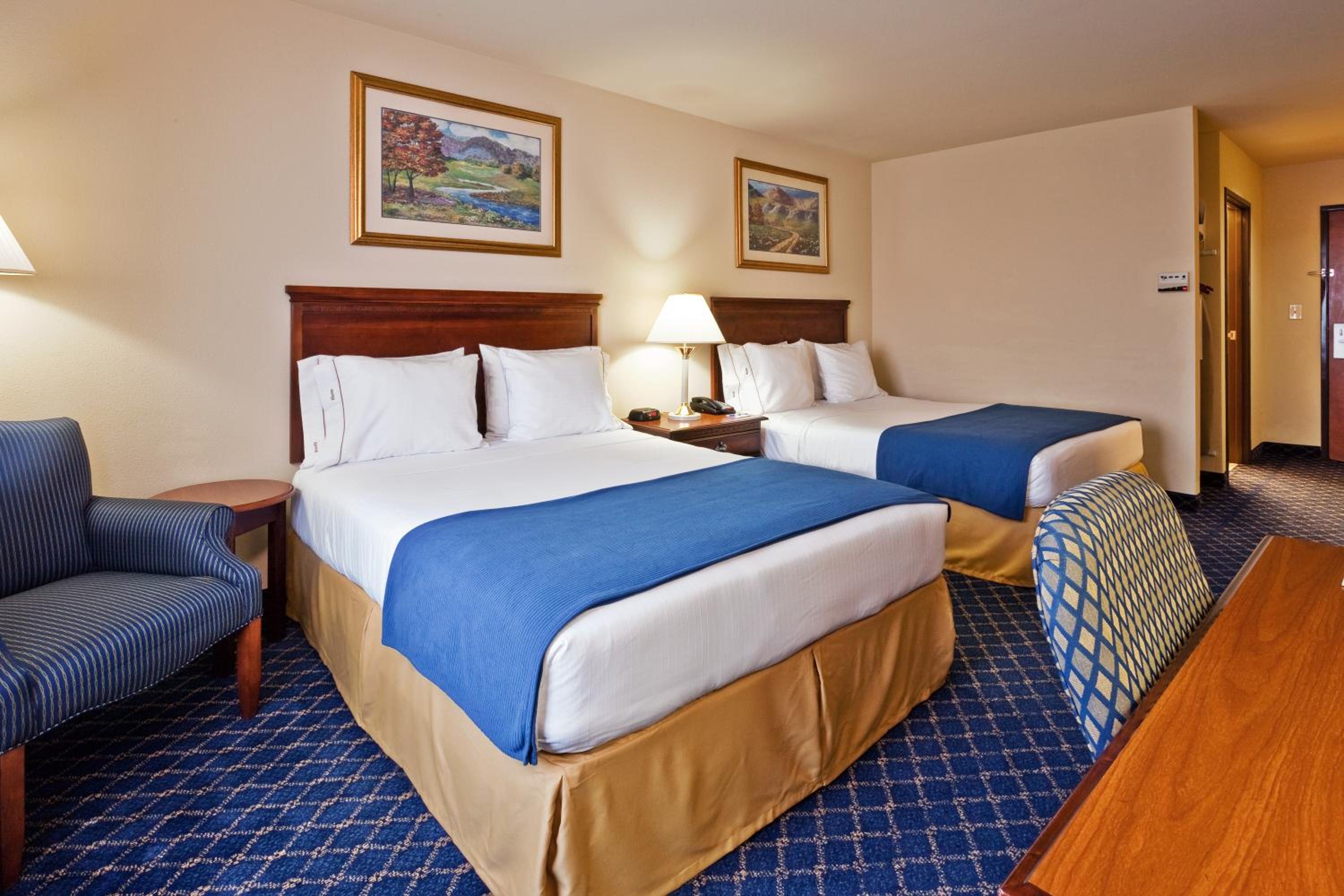Standard Room with Two Queen Beds - Photo 1