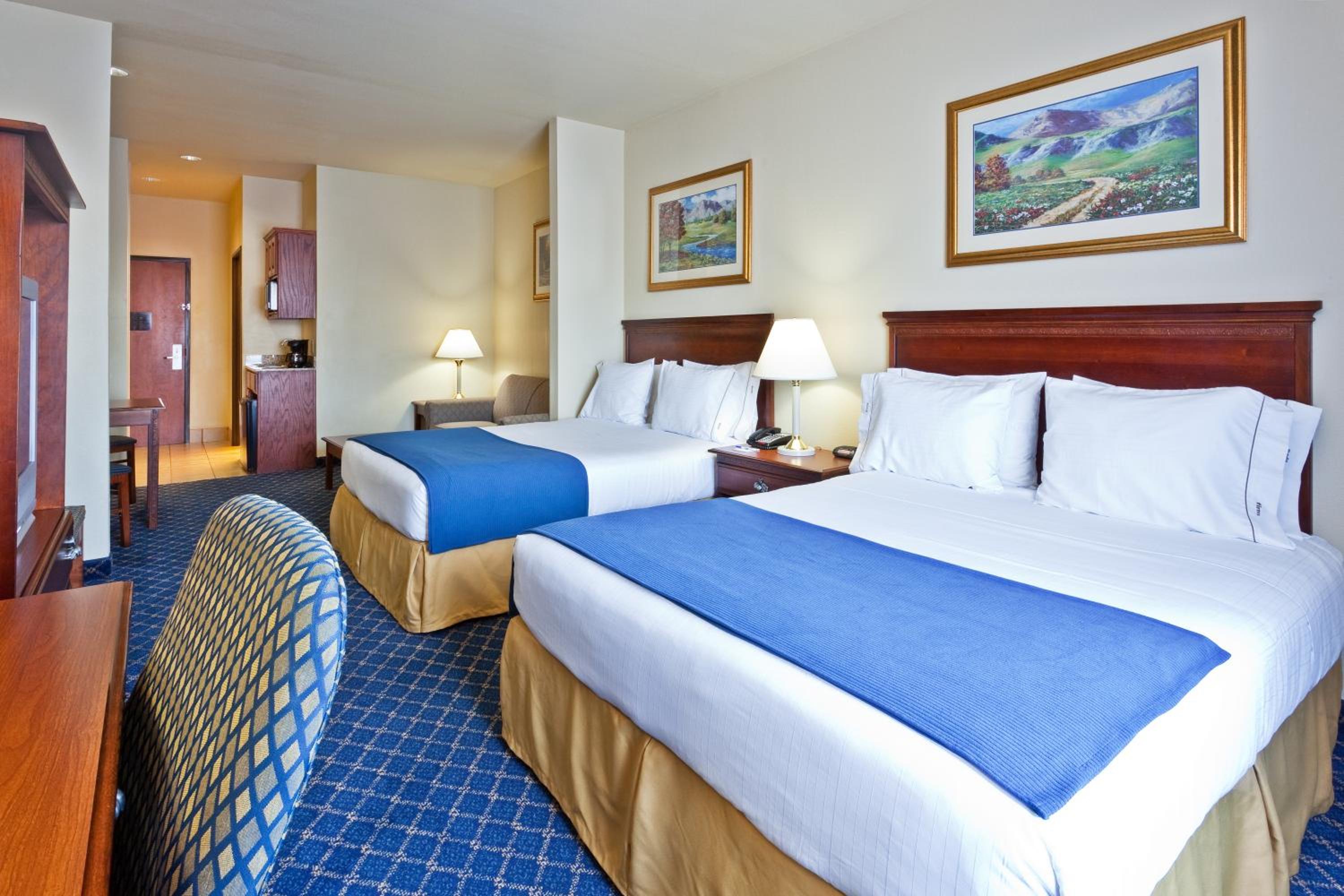 Standard Room with Two Queen Beds - Photo 2