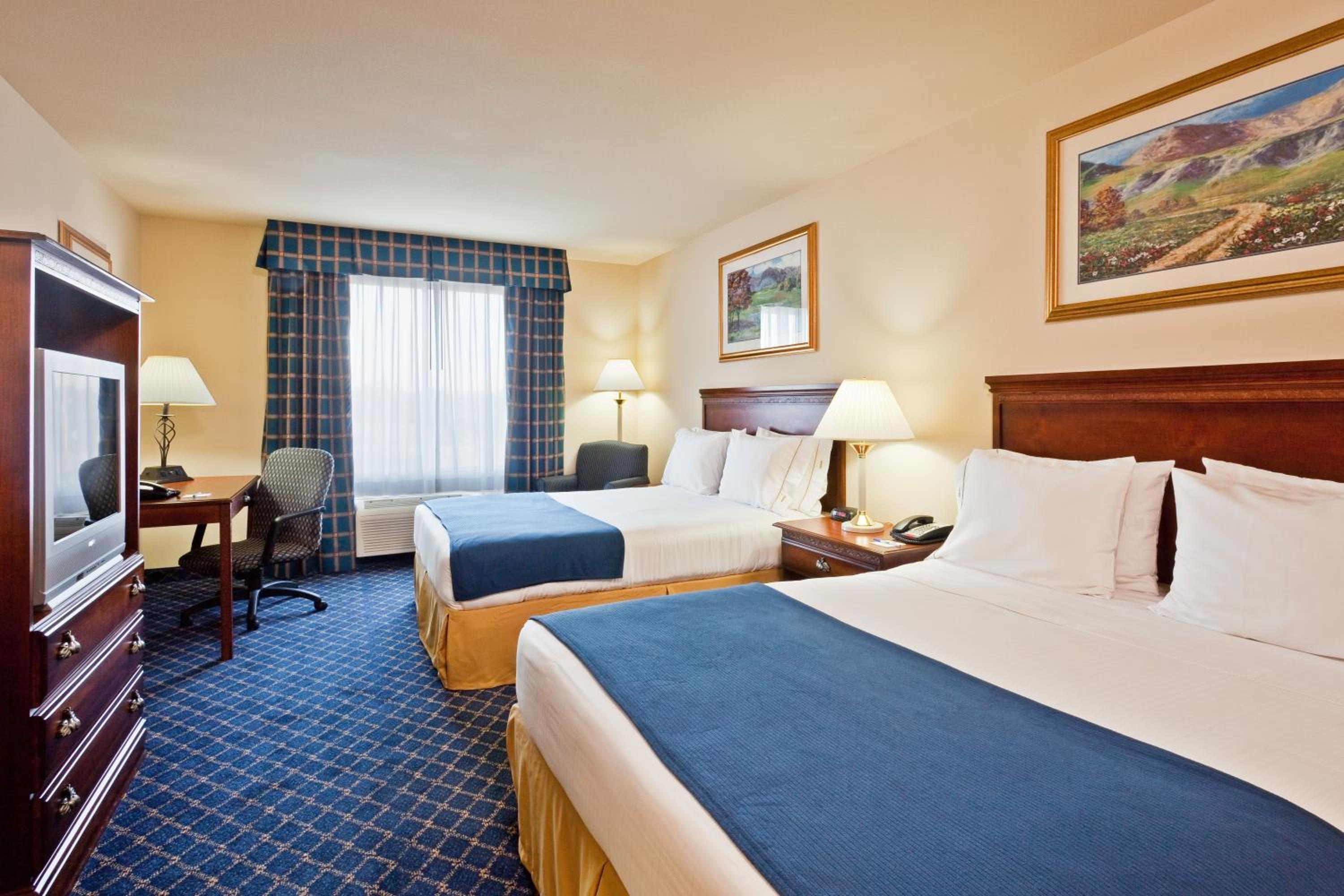 Standard Room with Two Queen Beds - Photo 4