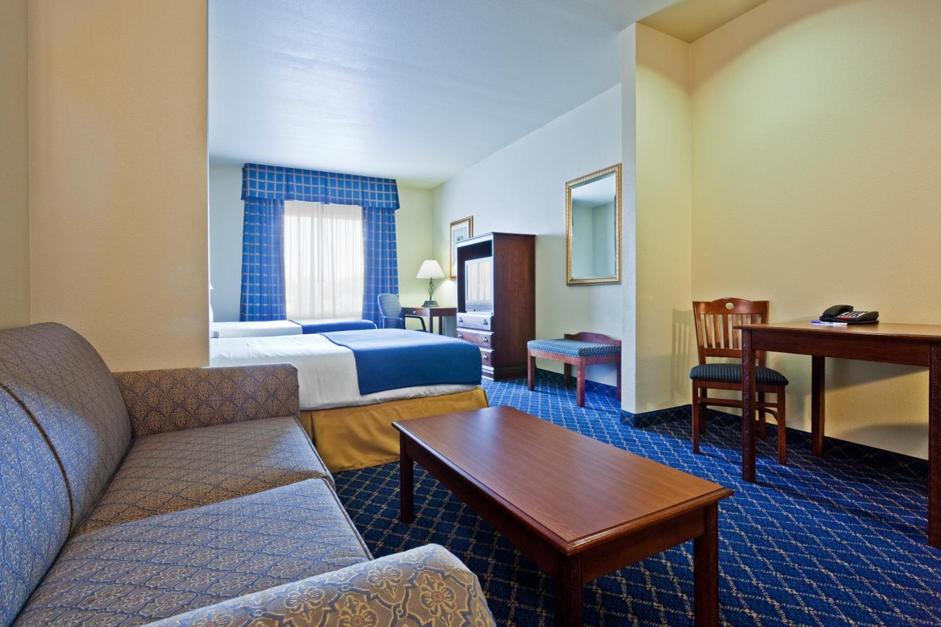 Queen Suite with Two Queen Beds - Photo 4