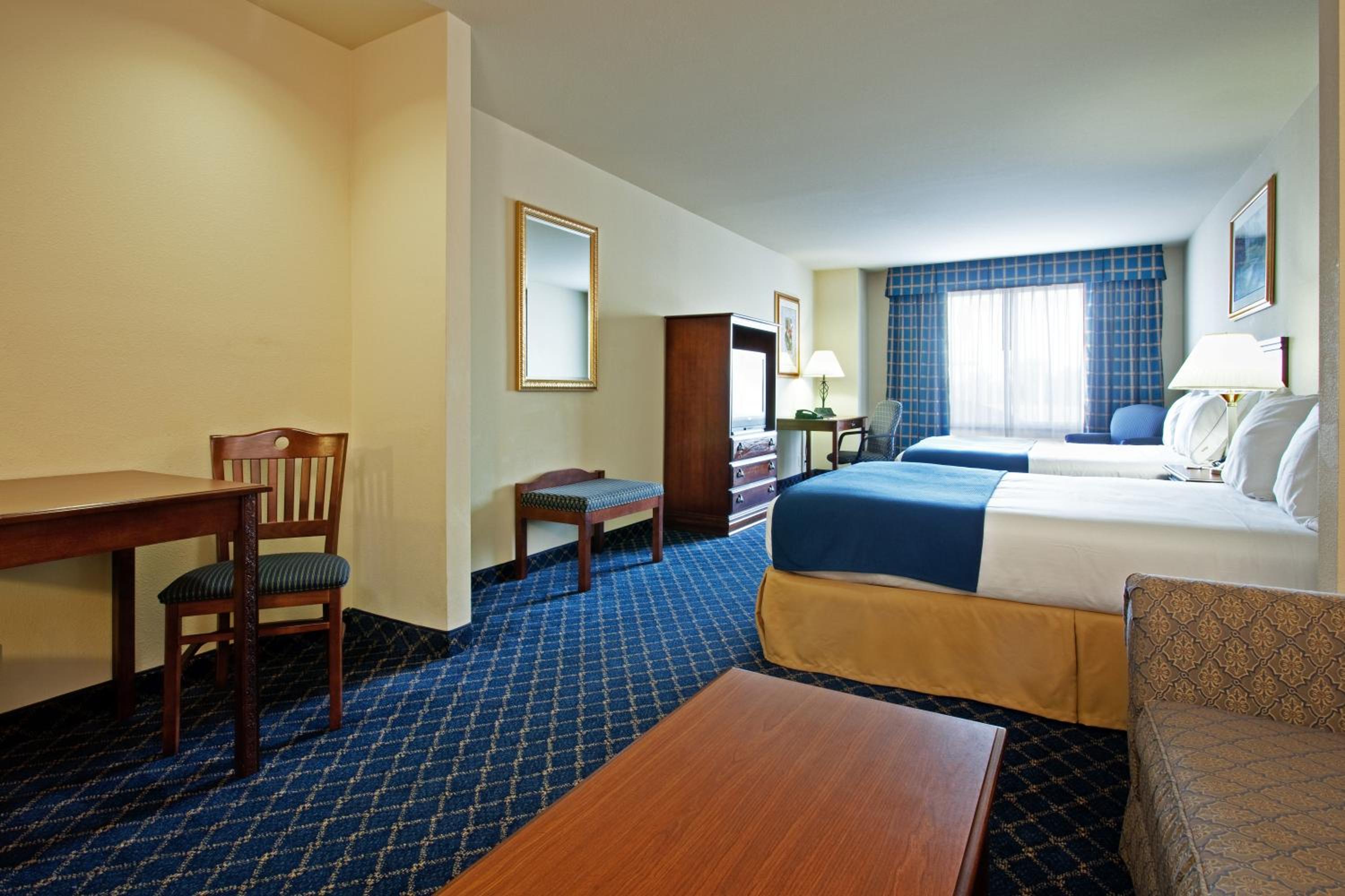 Queen Suite with Two Queen Beds - Photo 1
