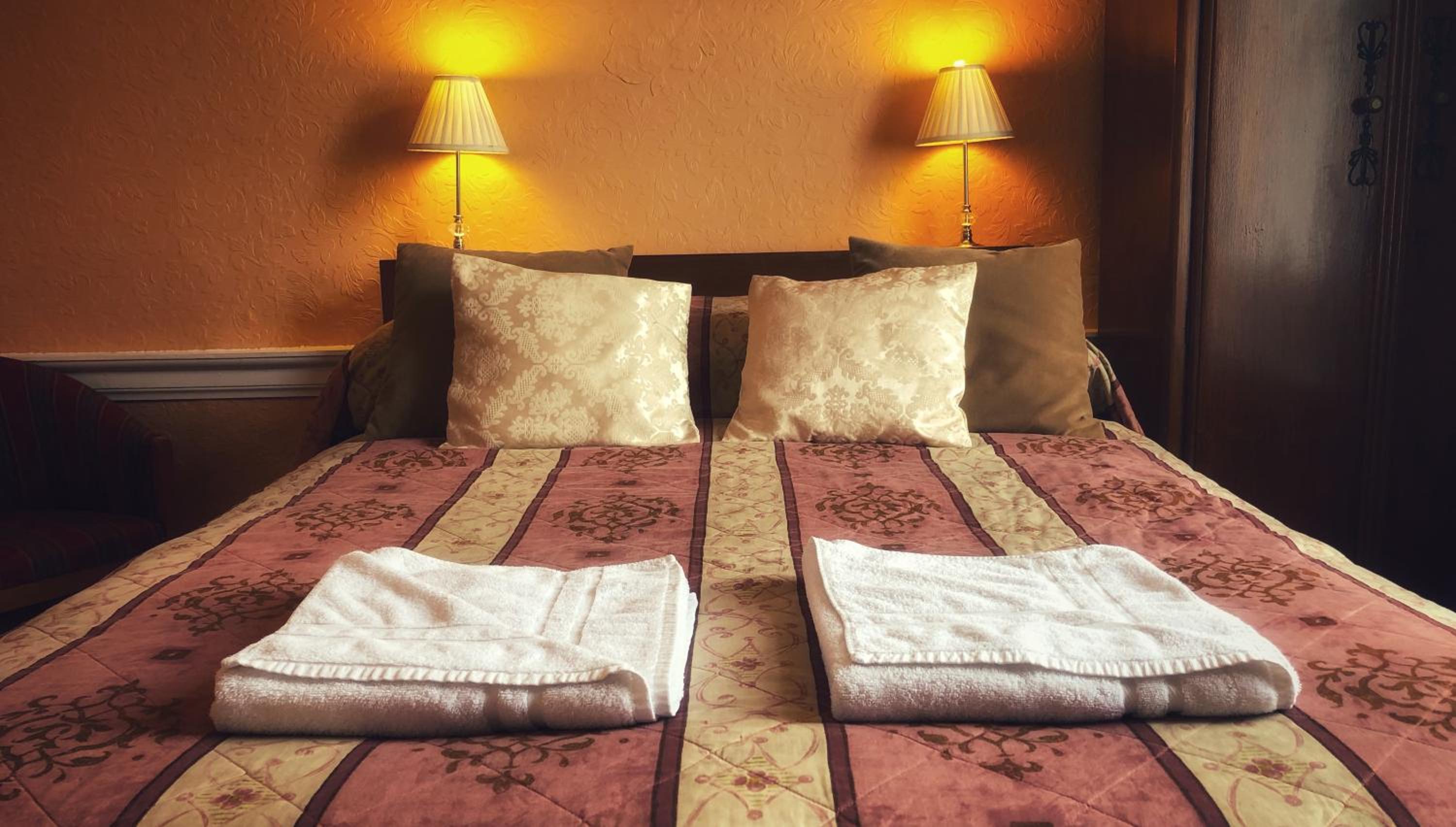 Double Room with Ensuite - Photo 8