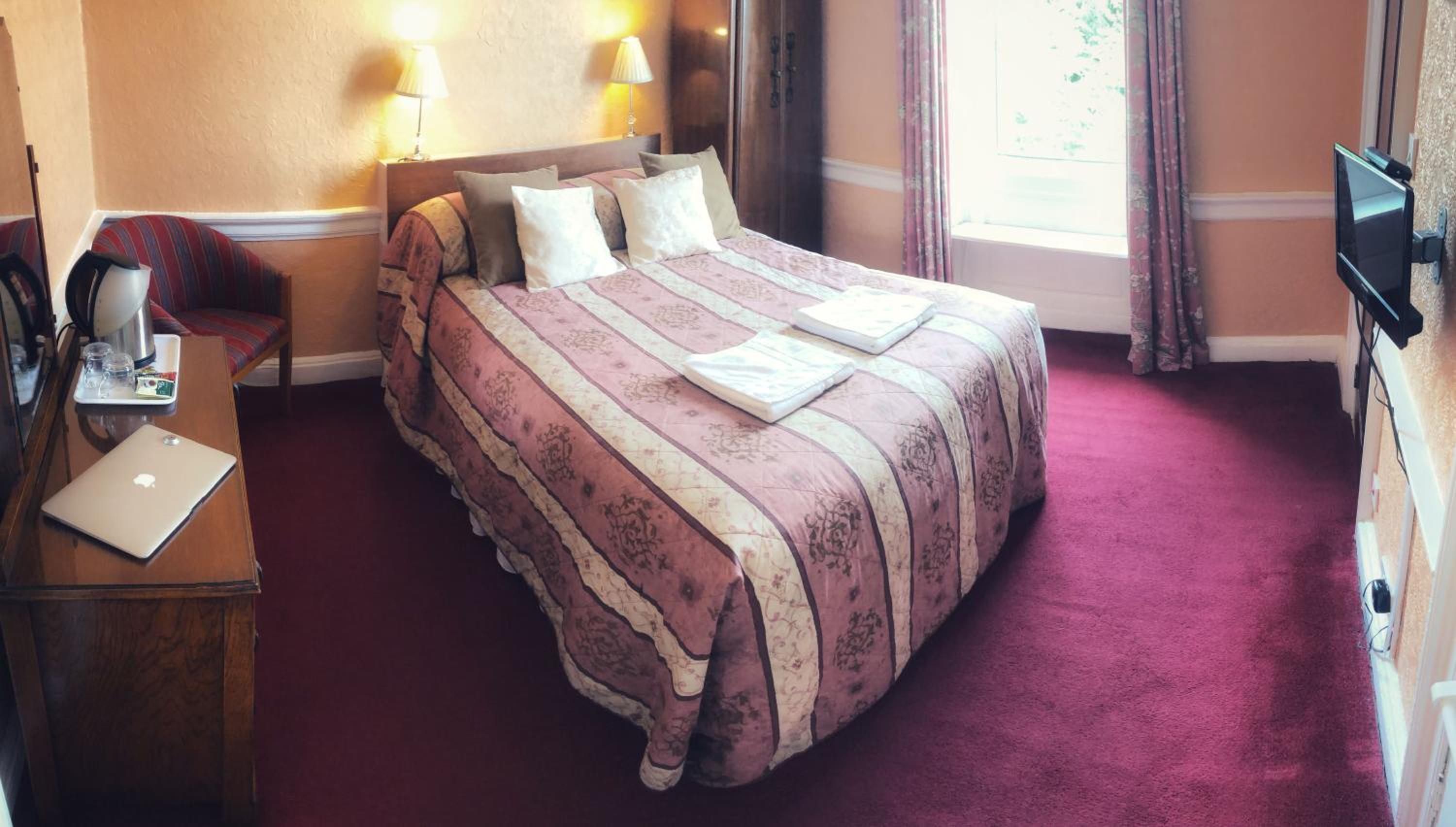 Double Room with Ensuite - Photo 1