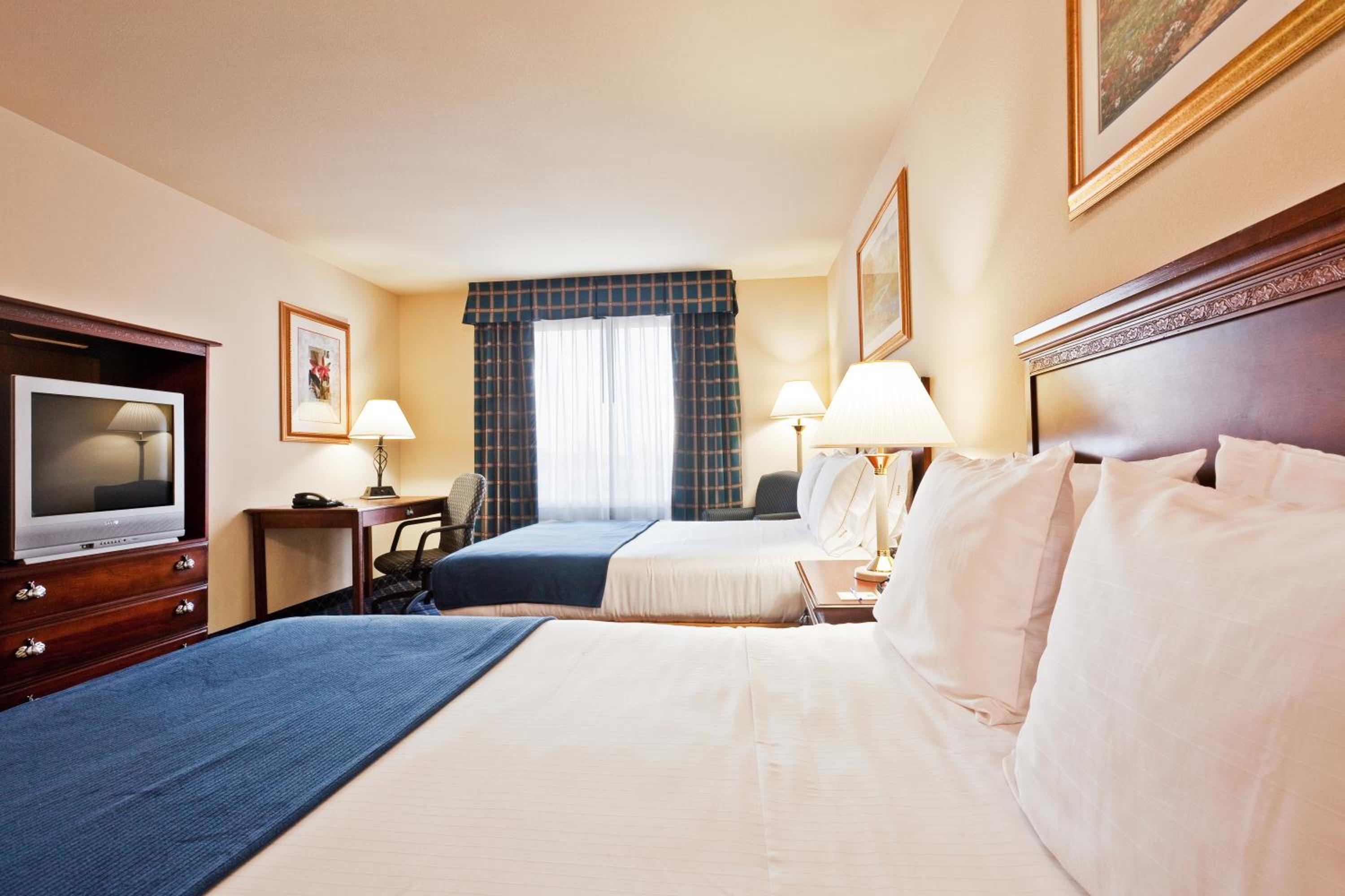Queen Suite with Two Queen Beds - Photo 5