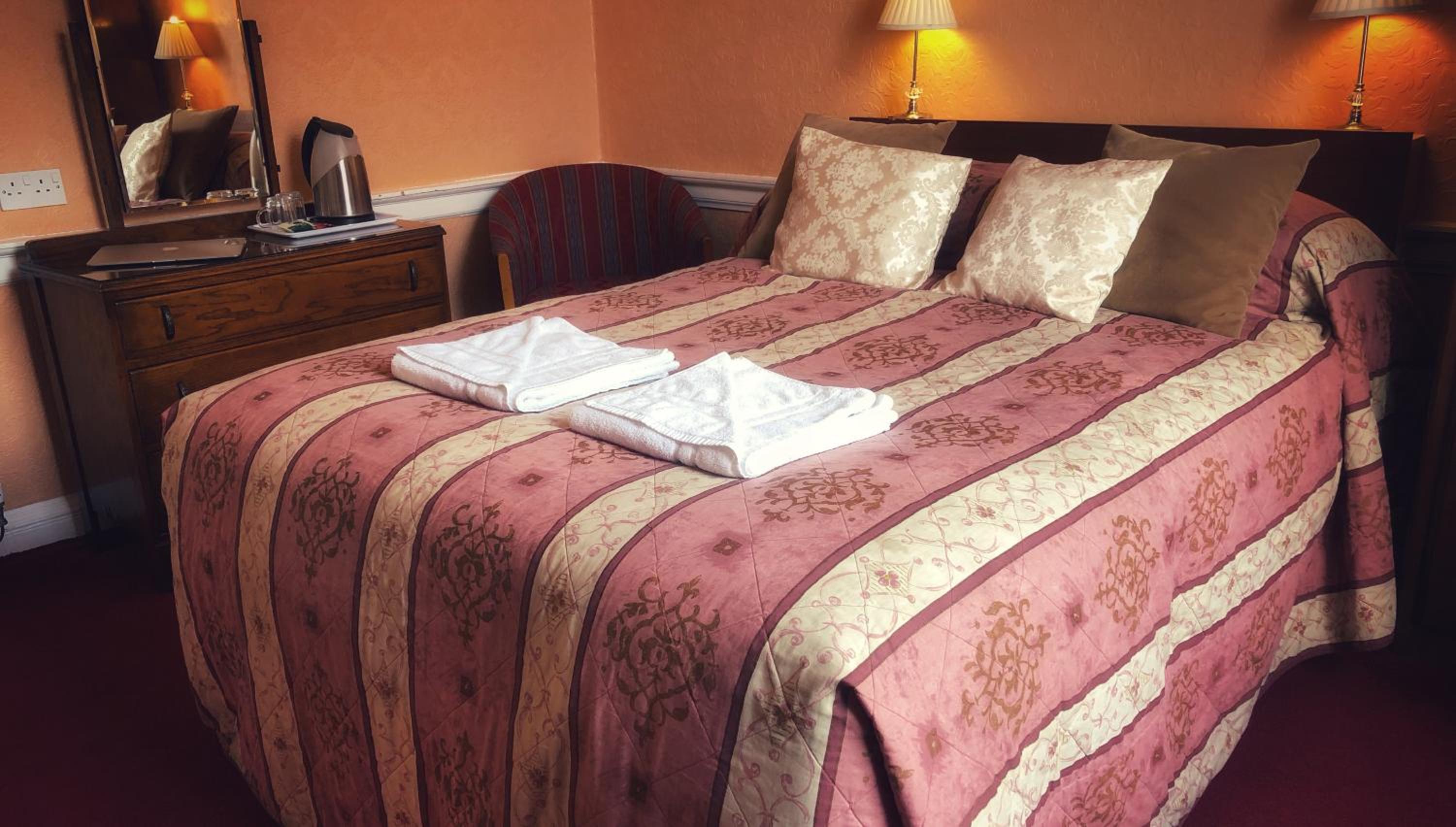 Double Room with Ensuite - Photo 3