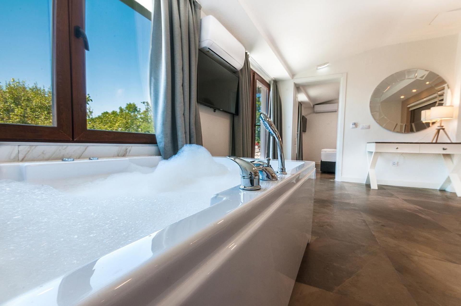 Intimate Junior Suite with Hot Tub - Photo 3