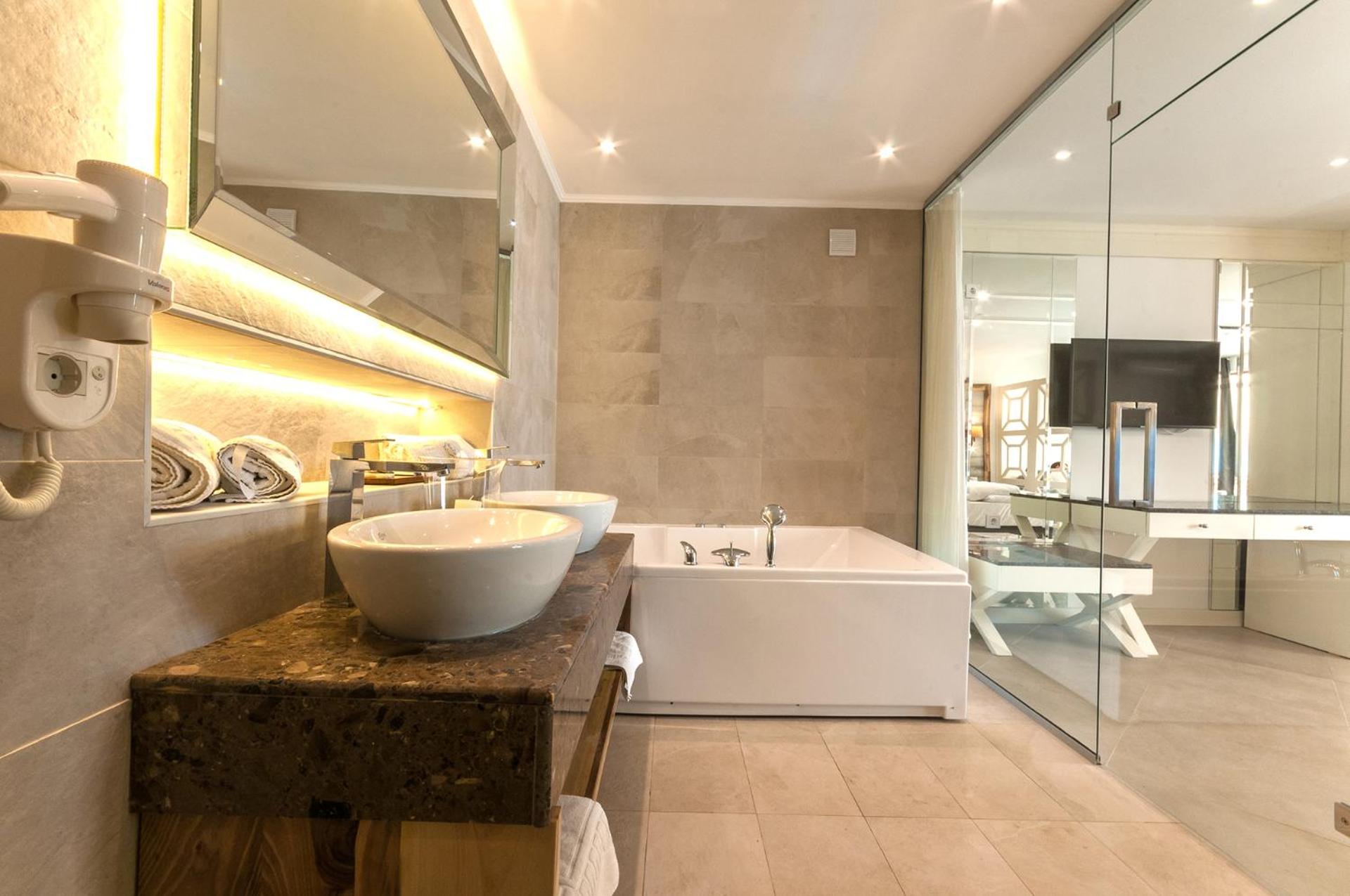 Junior Panorama Suite with Hot Tub - Photo 4