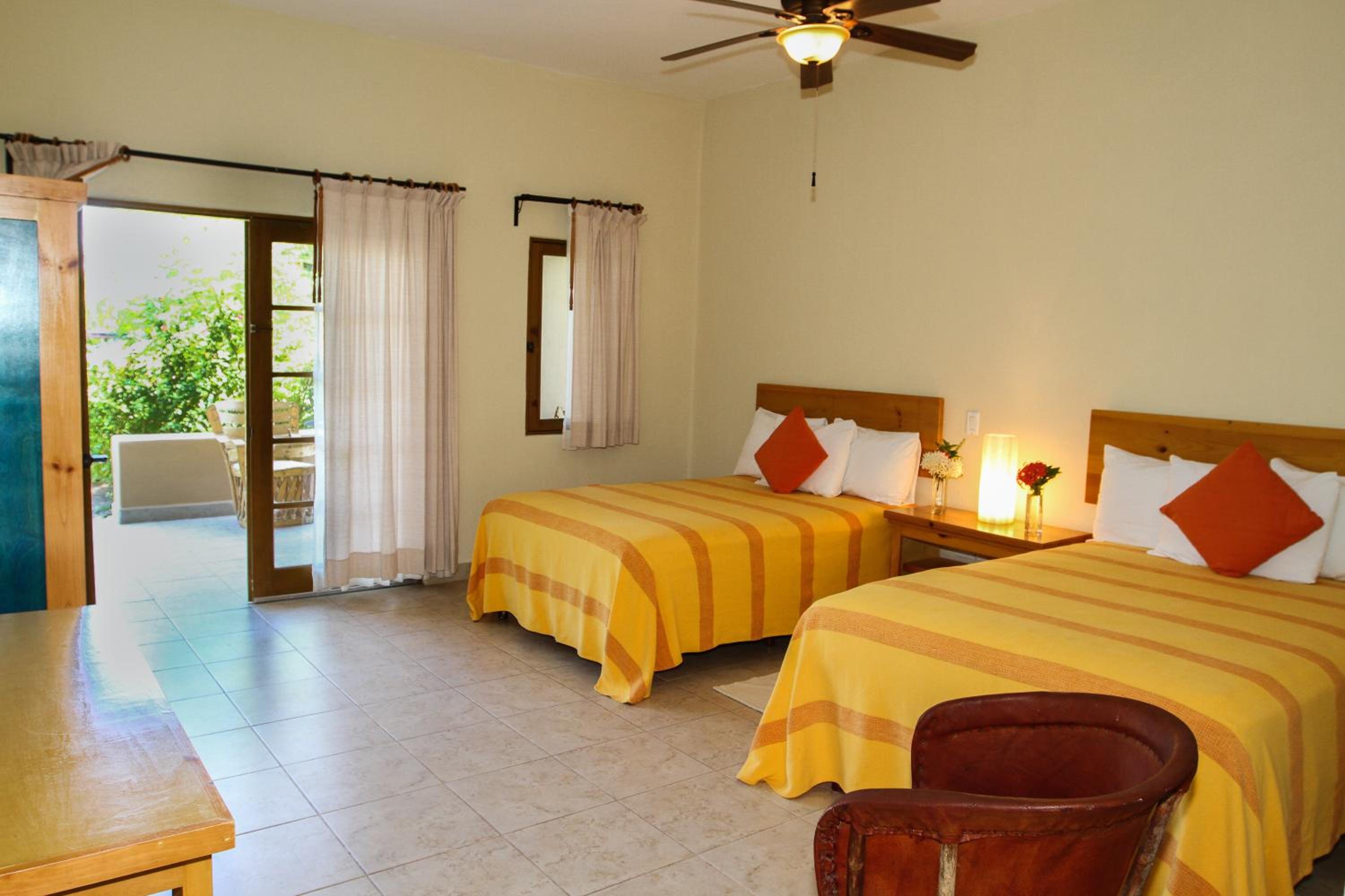 Double Room with Balcony - Photo 11