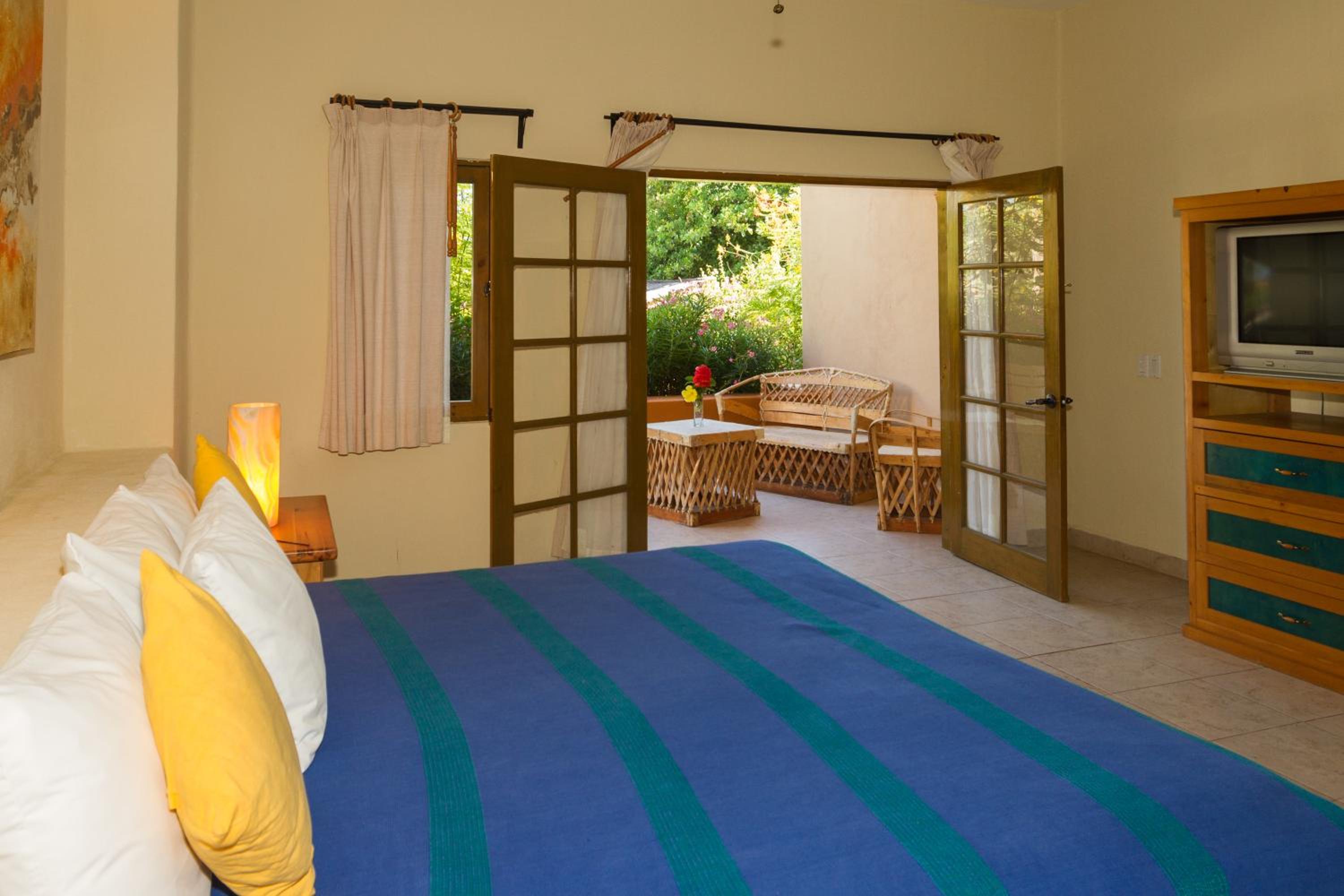 Double Room with Balcony - Photo 9