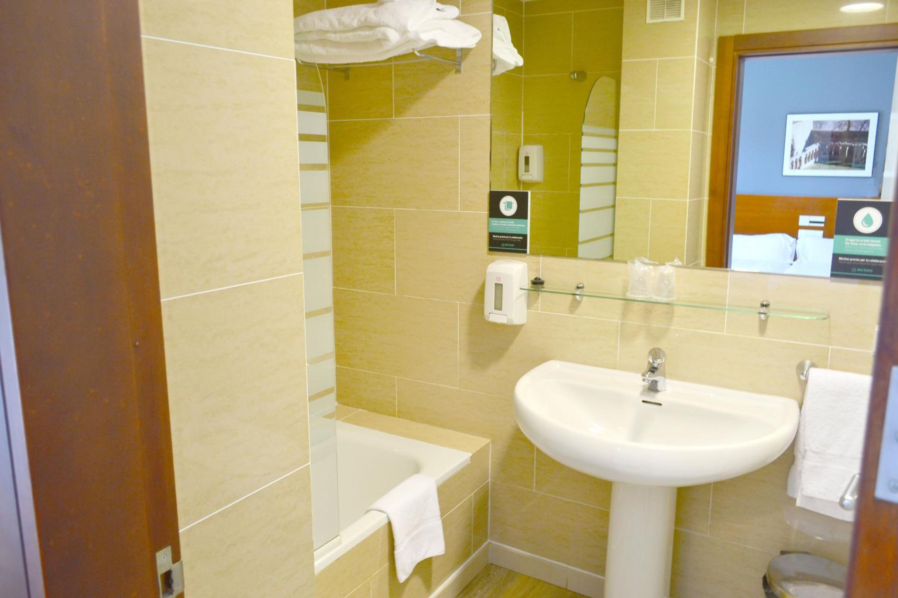 Standard Double or Twin Room - Photo 8