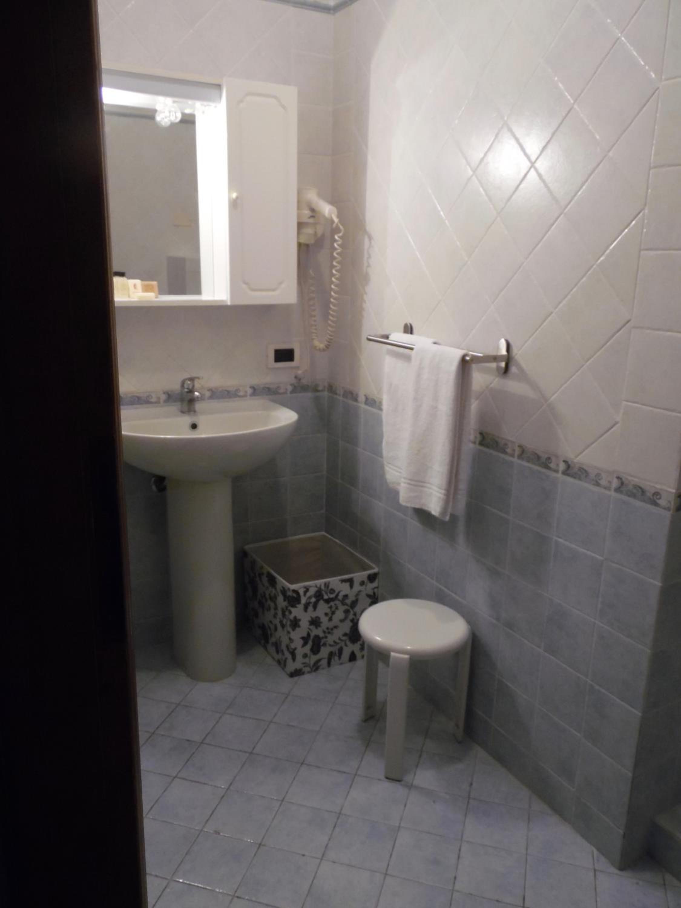 Triple Room with Private Bathroom - Photo 5