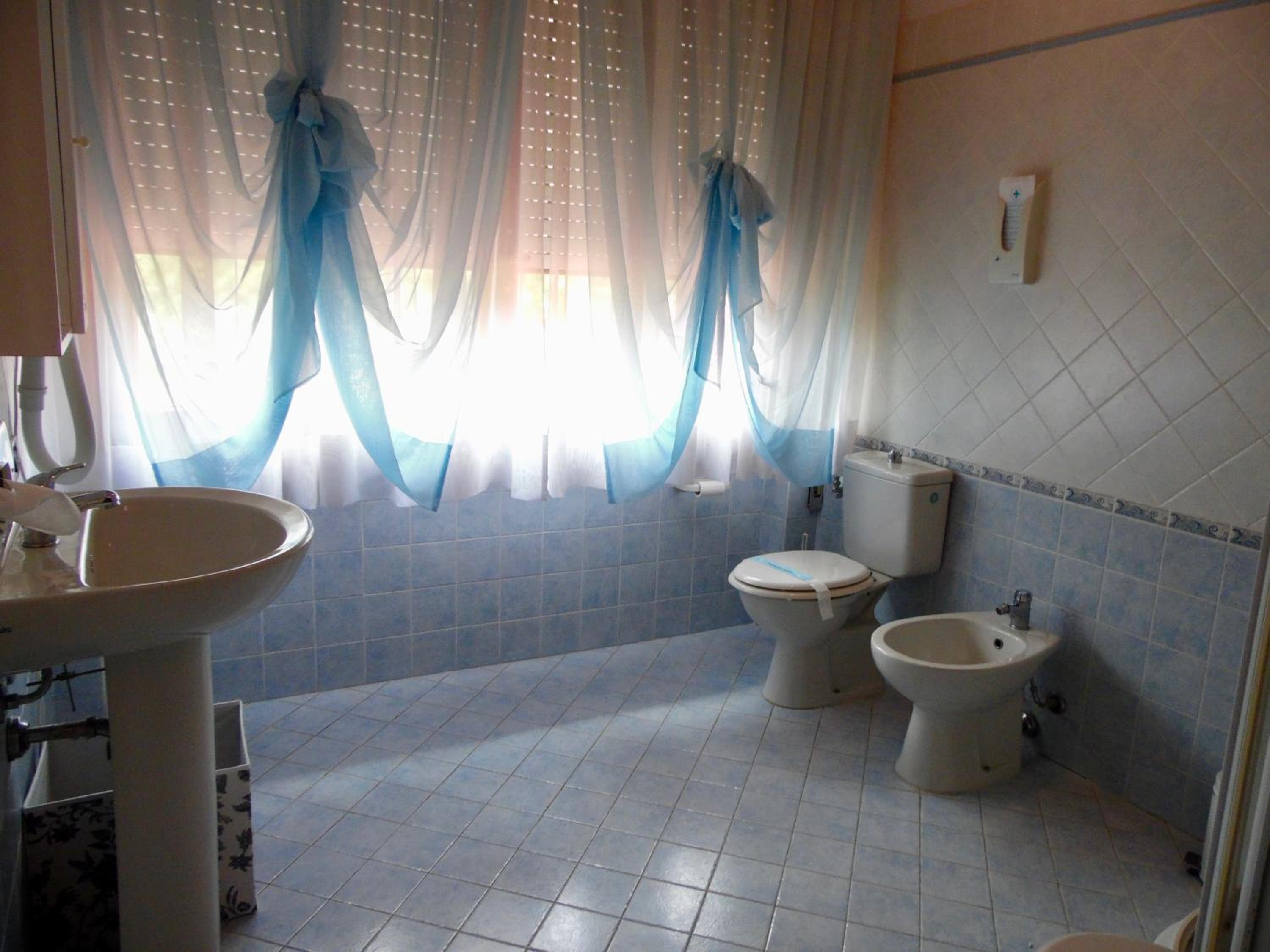 Quadruple Room with Private Bathroom - Photo 13