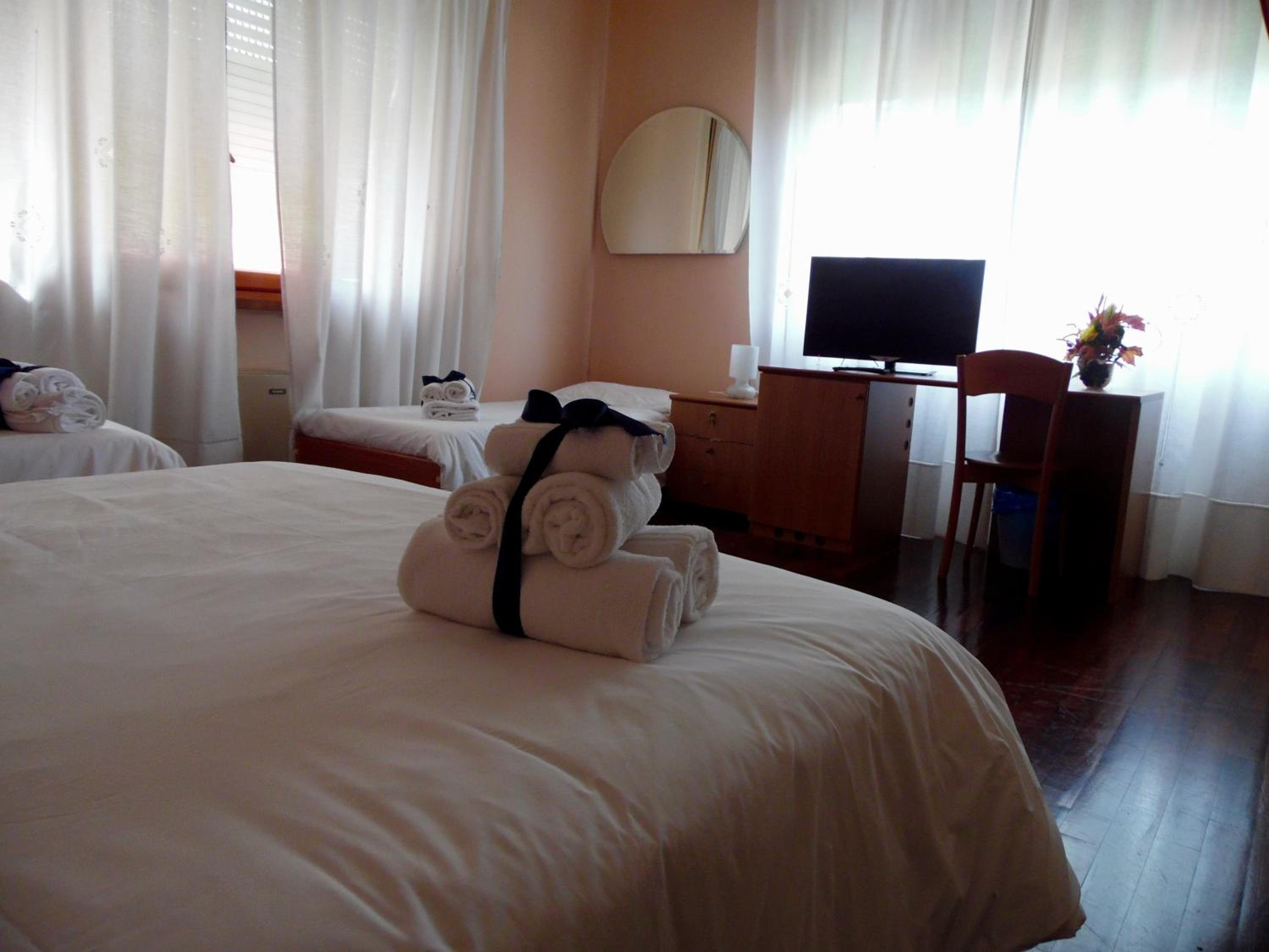 Quadruple Room with Private Bathroom - Photo 3