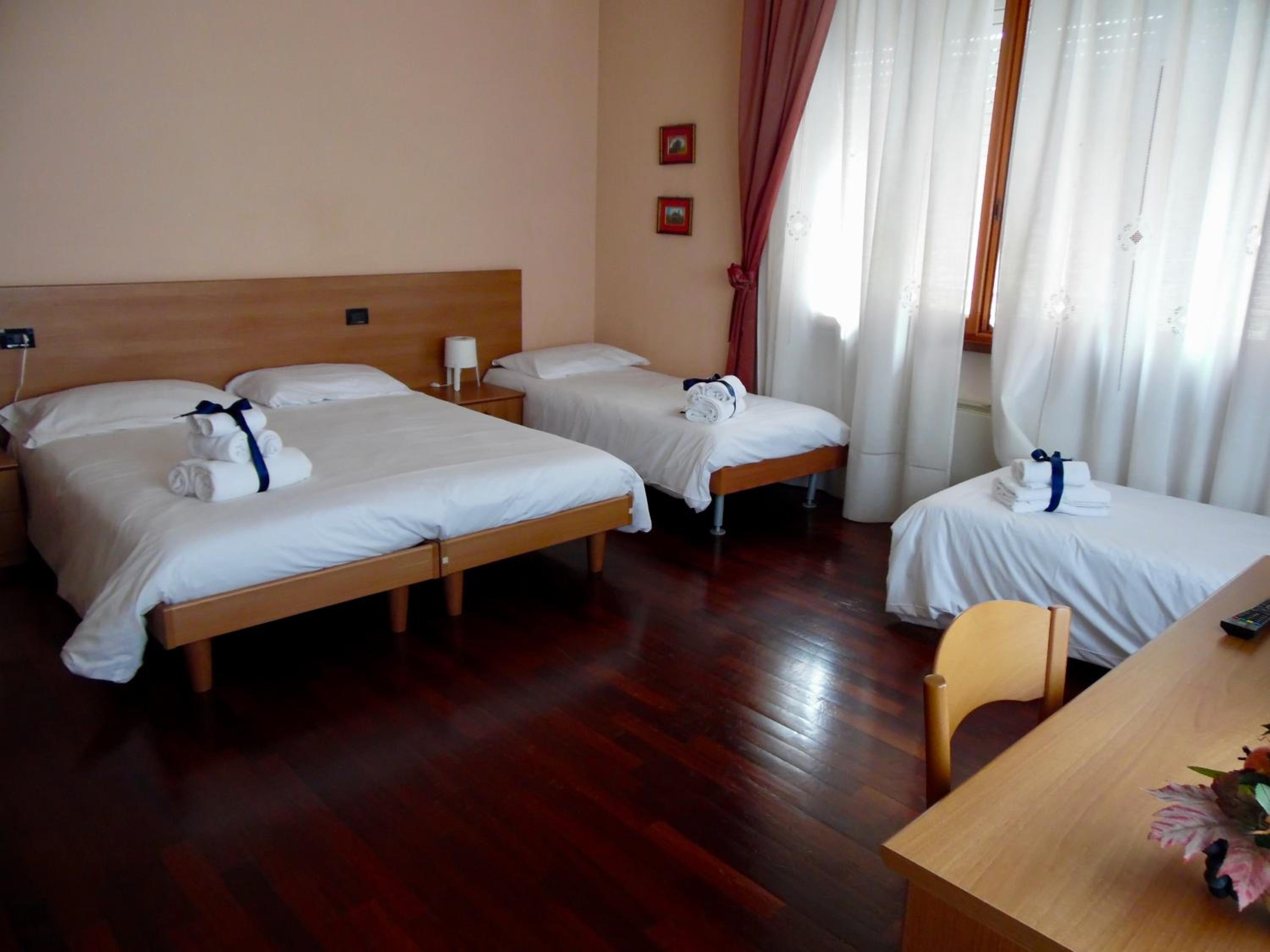 Quadruple Room with Private Bathroom - Photo 4