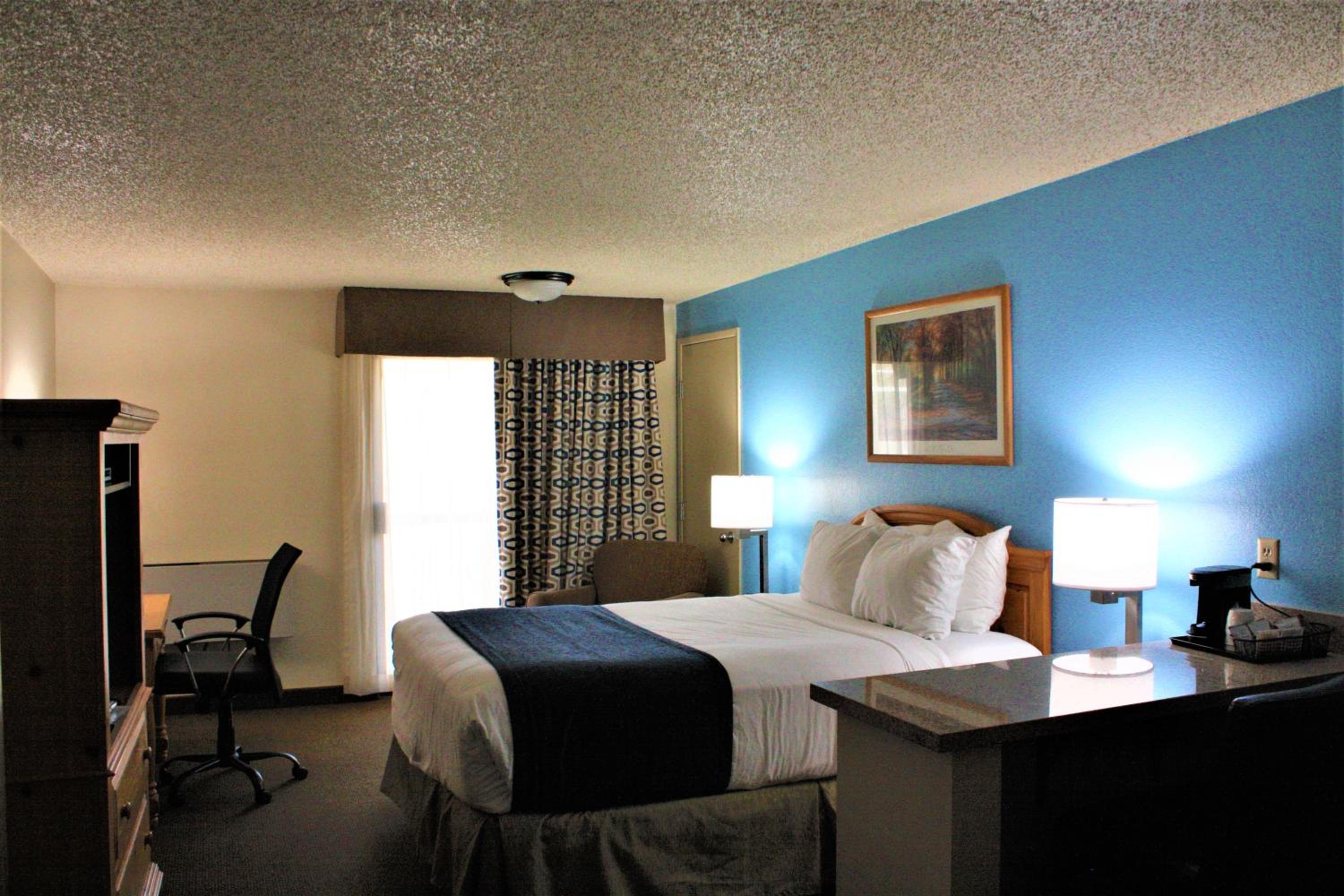 Queen Studio Suite with River View - Non-Smoking - Photo 2