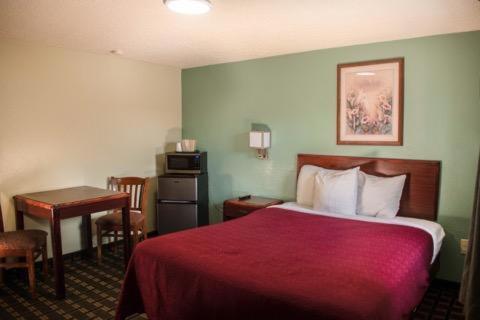 Queen Room - Non-Smoking photo 1