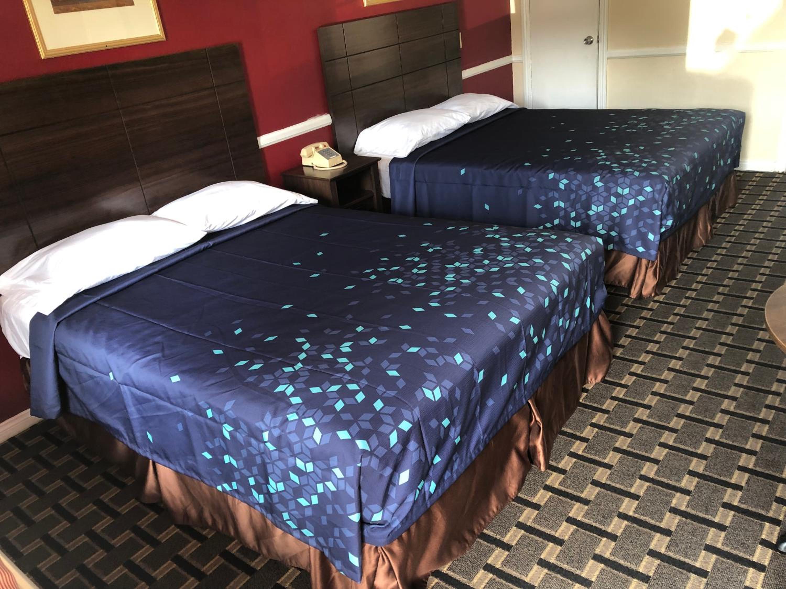 Queen Room with Two Queen Beds - Photo 15