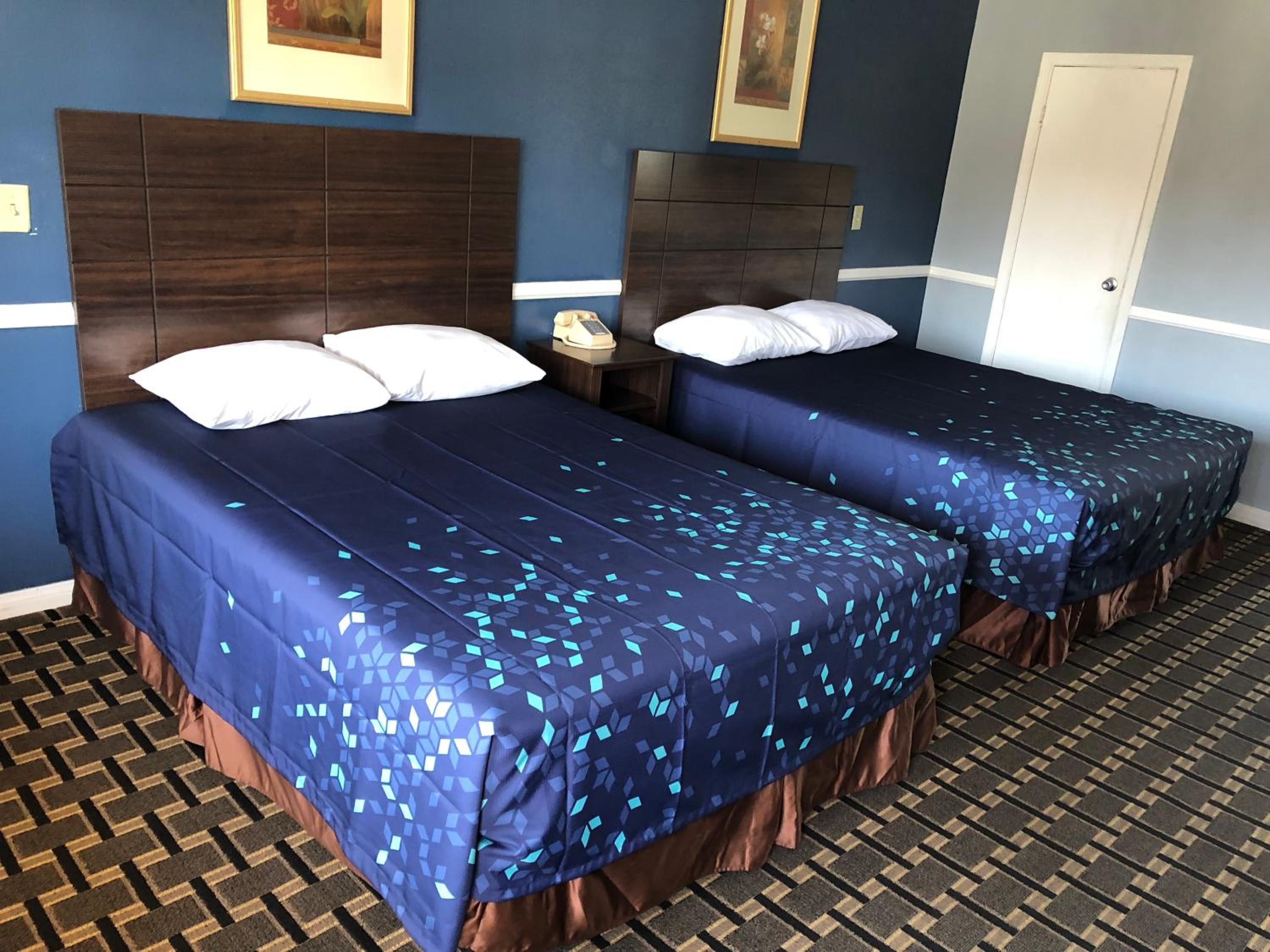 Queen Room with Two Queen Beds - Photo 18