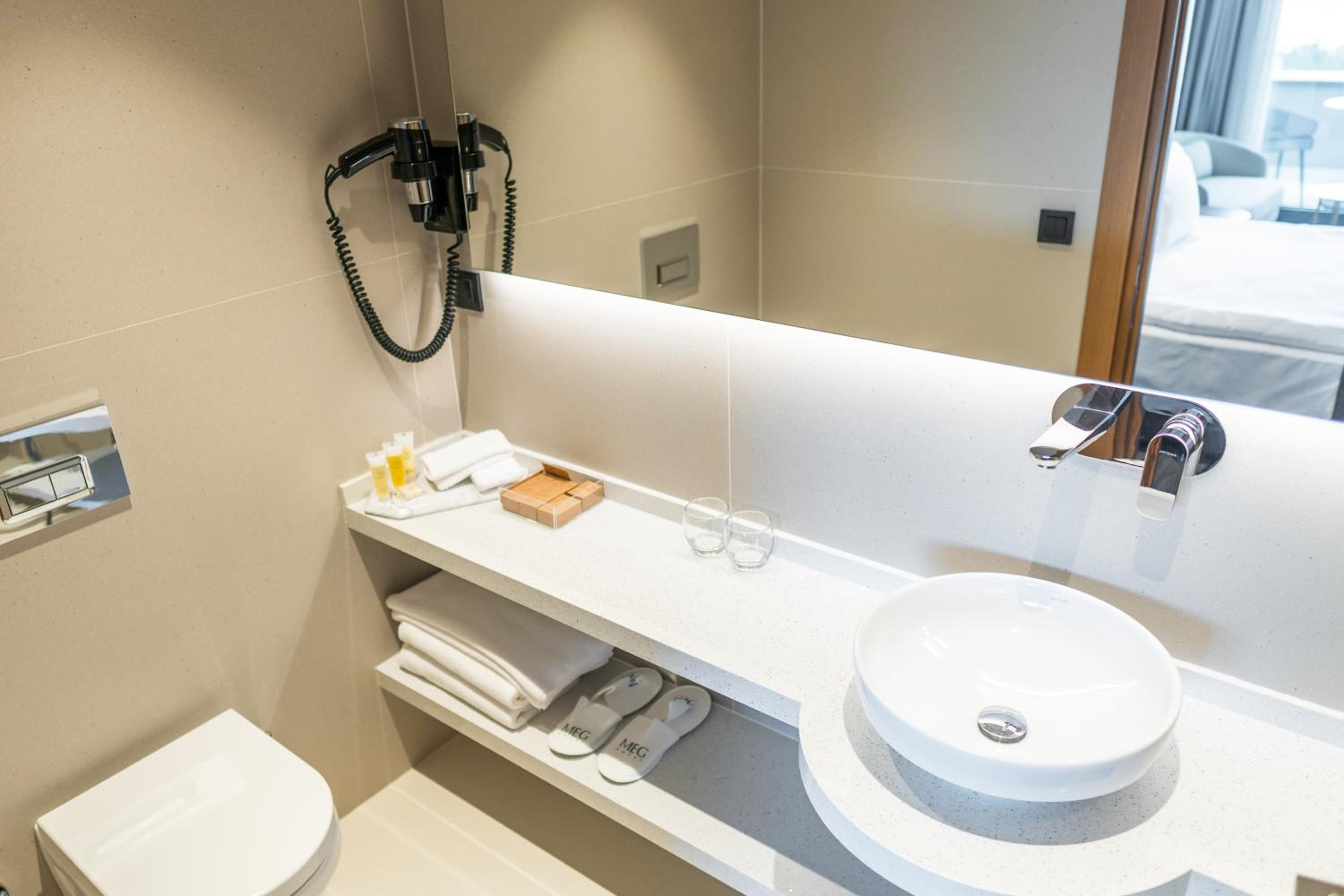 Double or Twin Room with City View photo 2