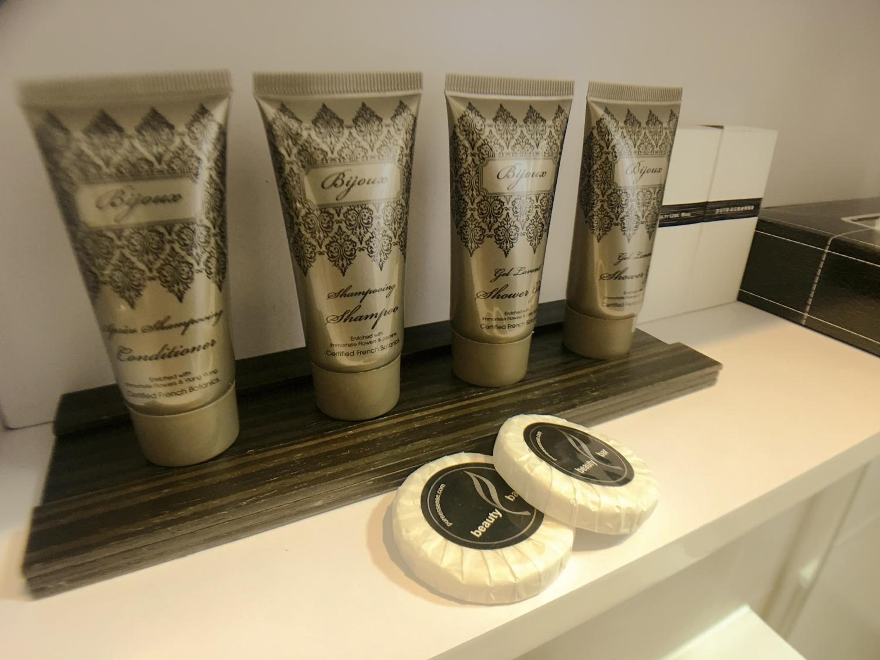 Deluxe King Room - Photo 13