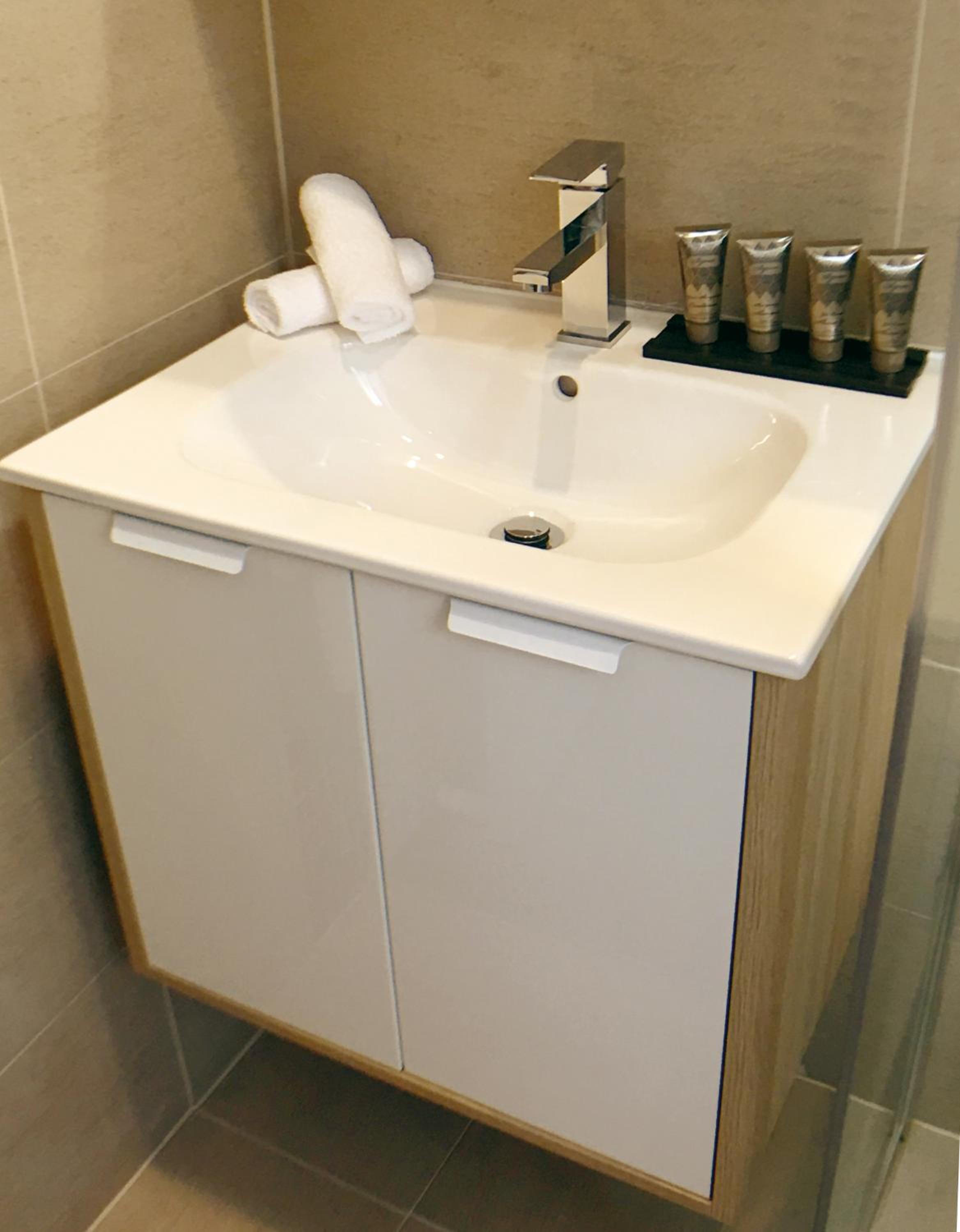 Deluxe King Room - Photo 8