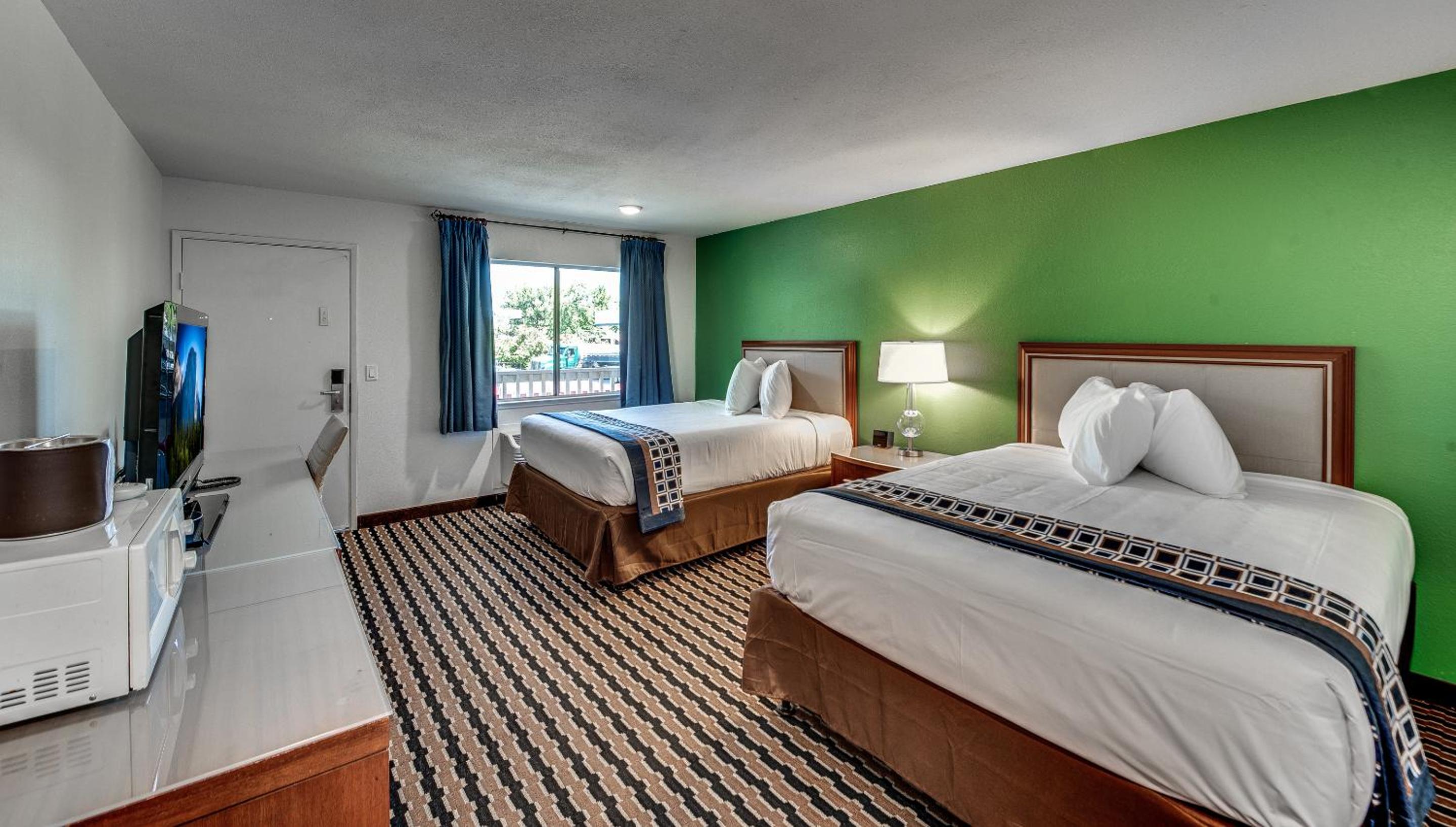 Queen Room with Two Queen Beds - Photo 5