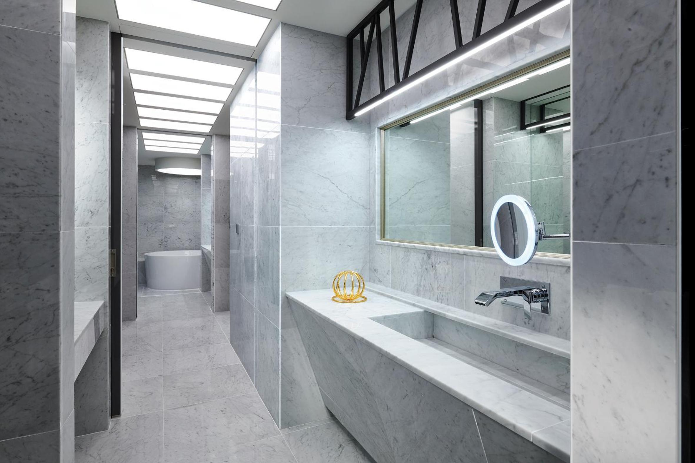 Executive Suite - Photo 3