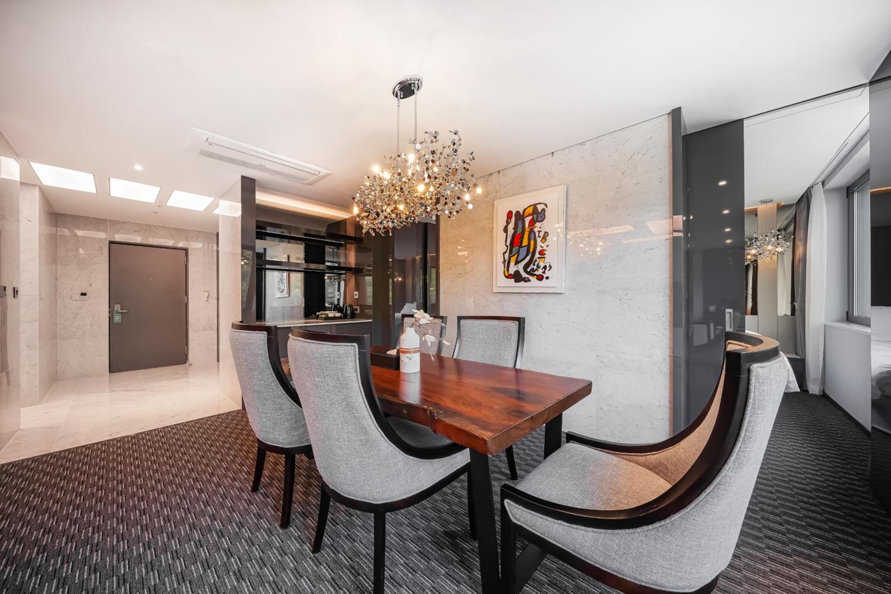 Executive Suite - Photo 5