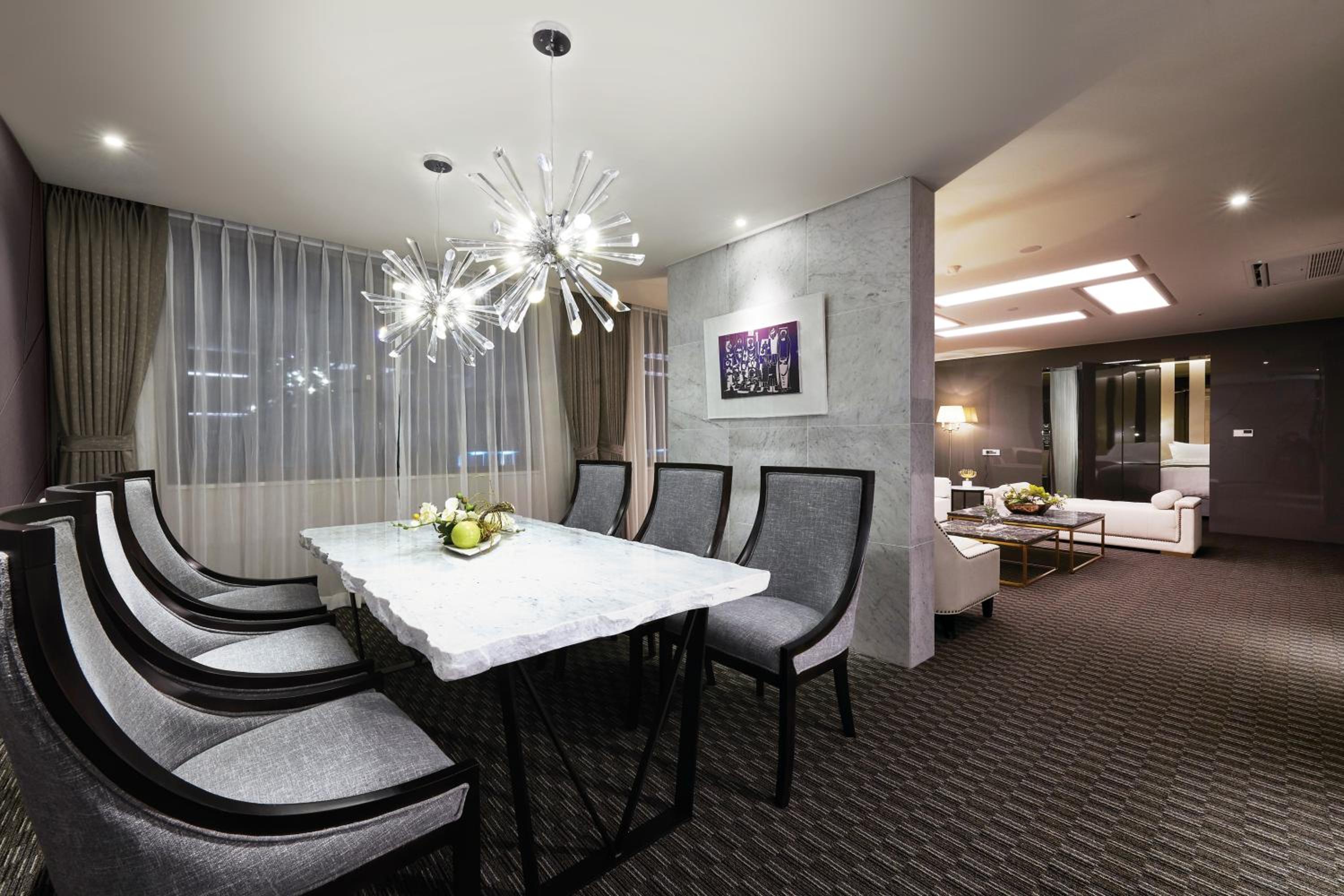 Royal Suite - Photo 2