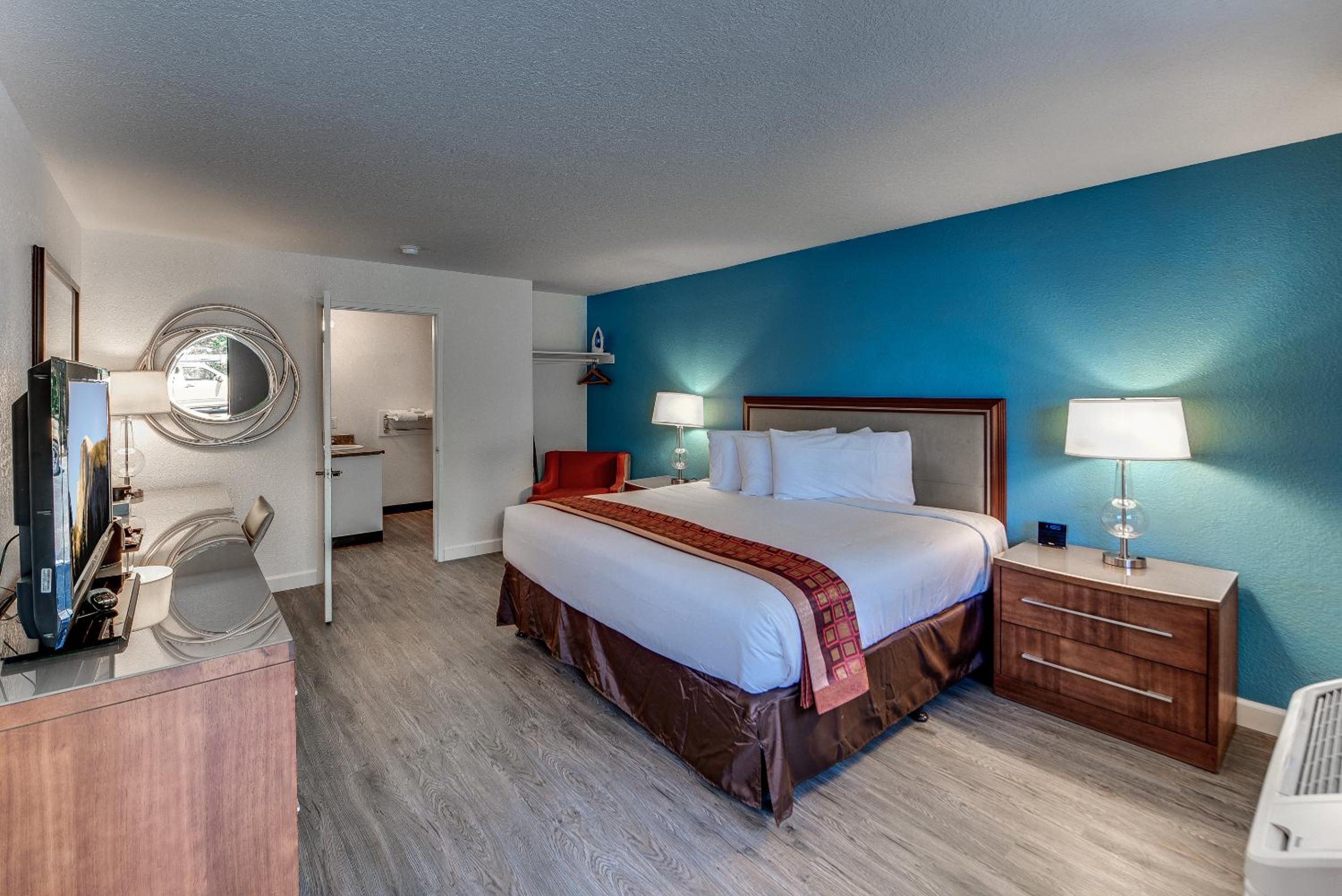 Deluxe King Room - Photo 7