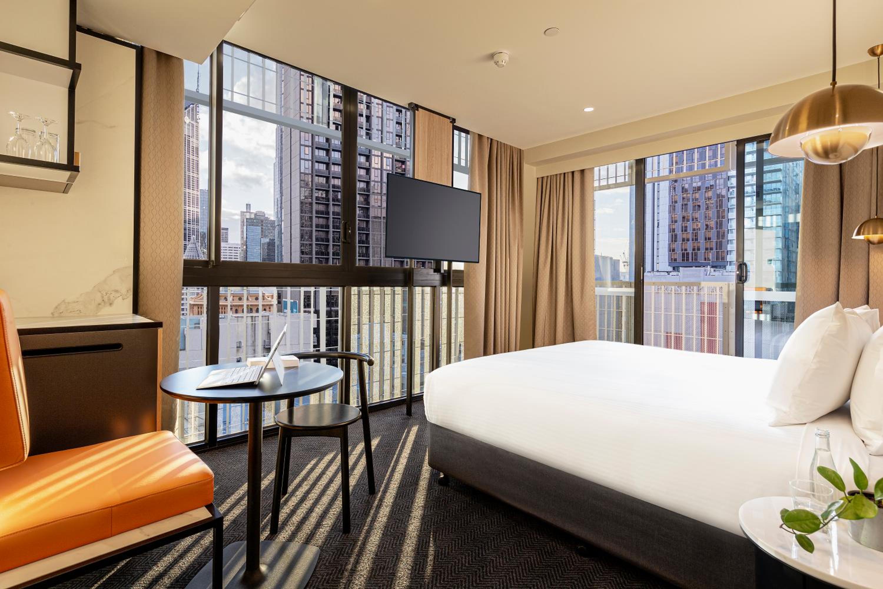 King Room with Balcony - Photo 6