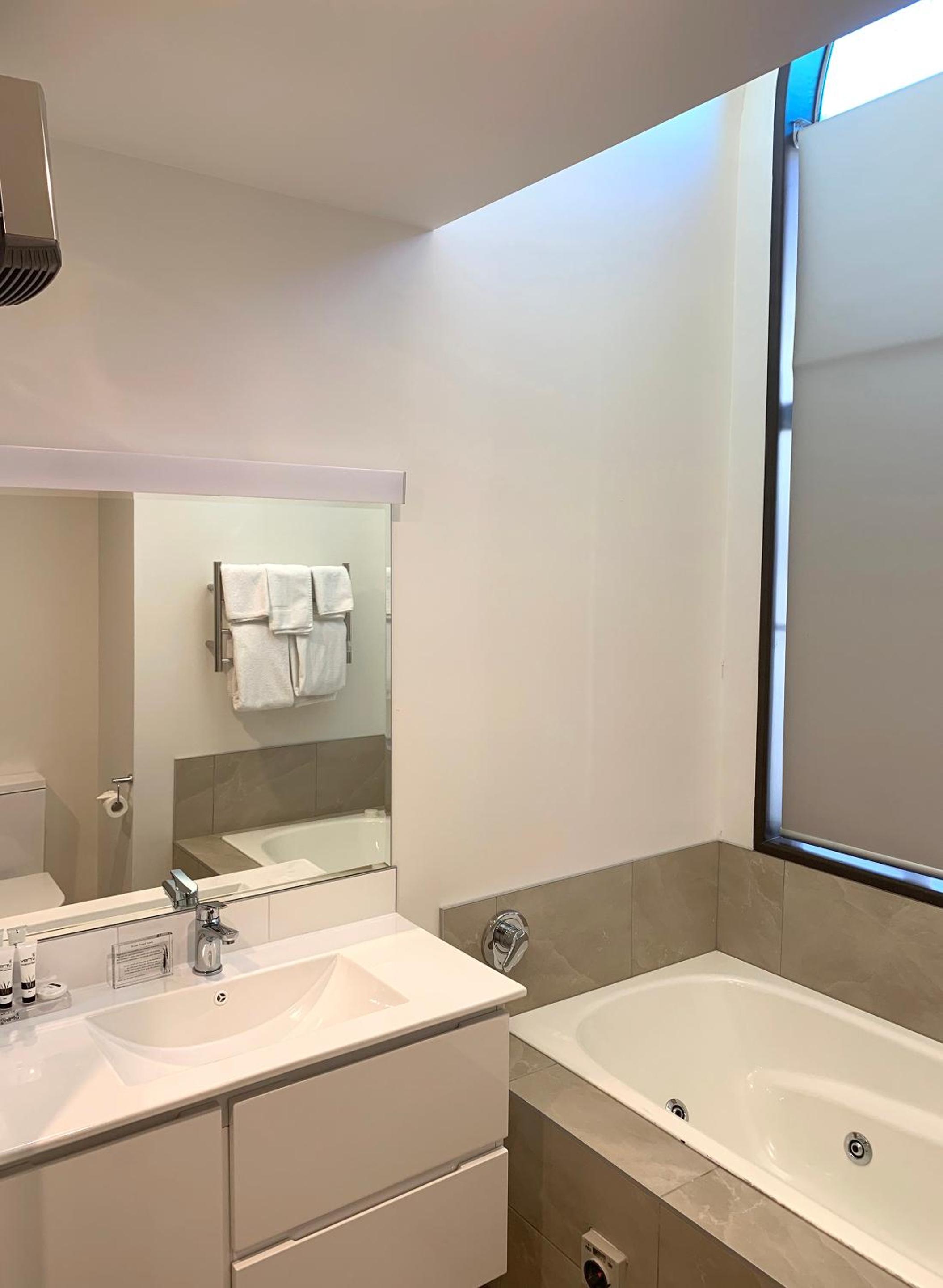 Deluxe Two-Bedroom Apartment - Photo 13