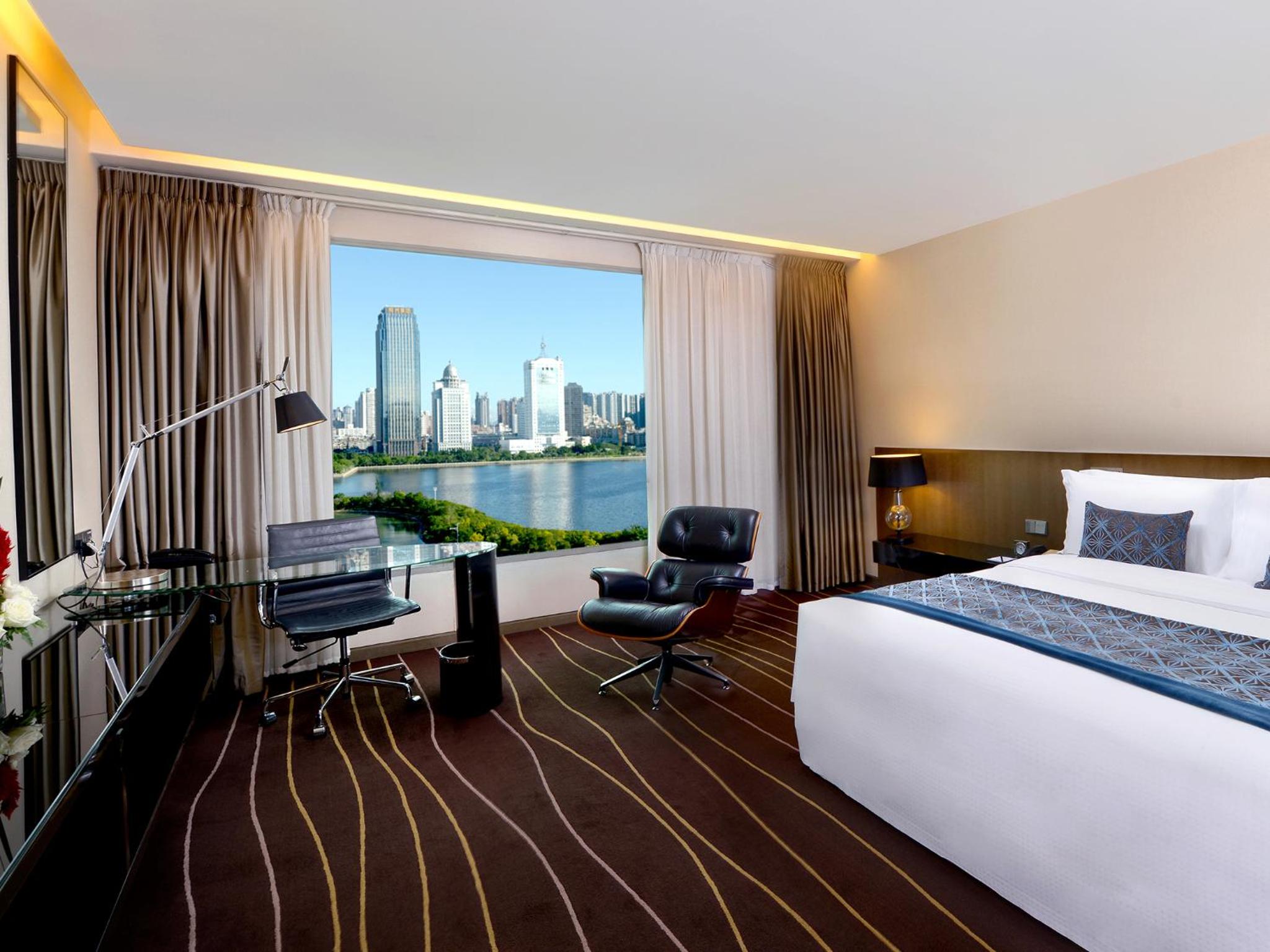Club Deluxe King Room-Explore.Experience,Enjoy photo 3