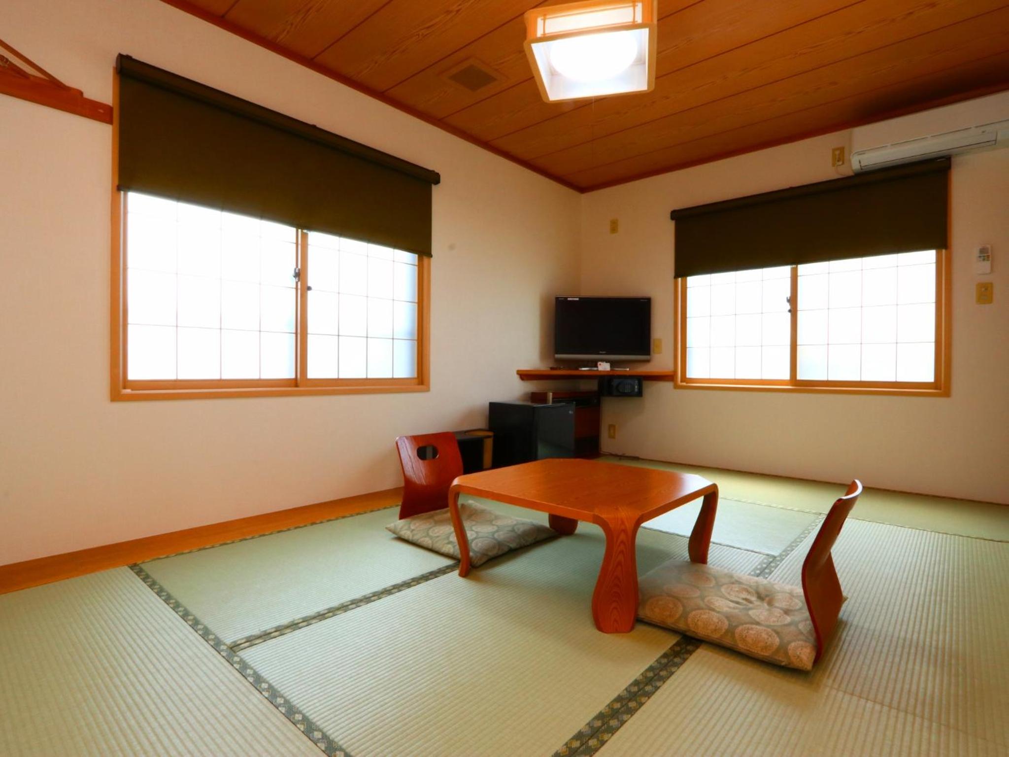 Japanese-Style Room with Shared Bathroom photo 2