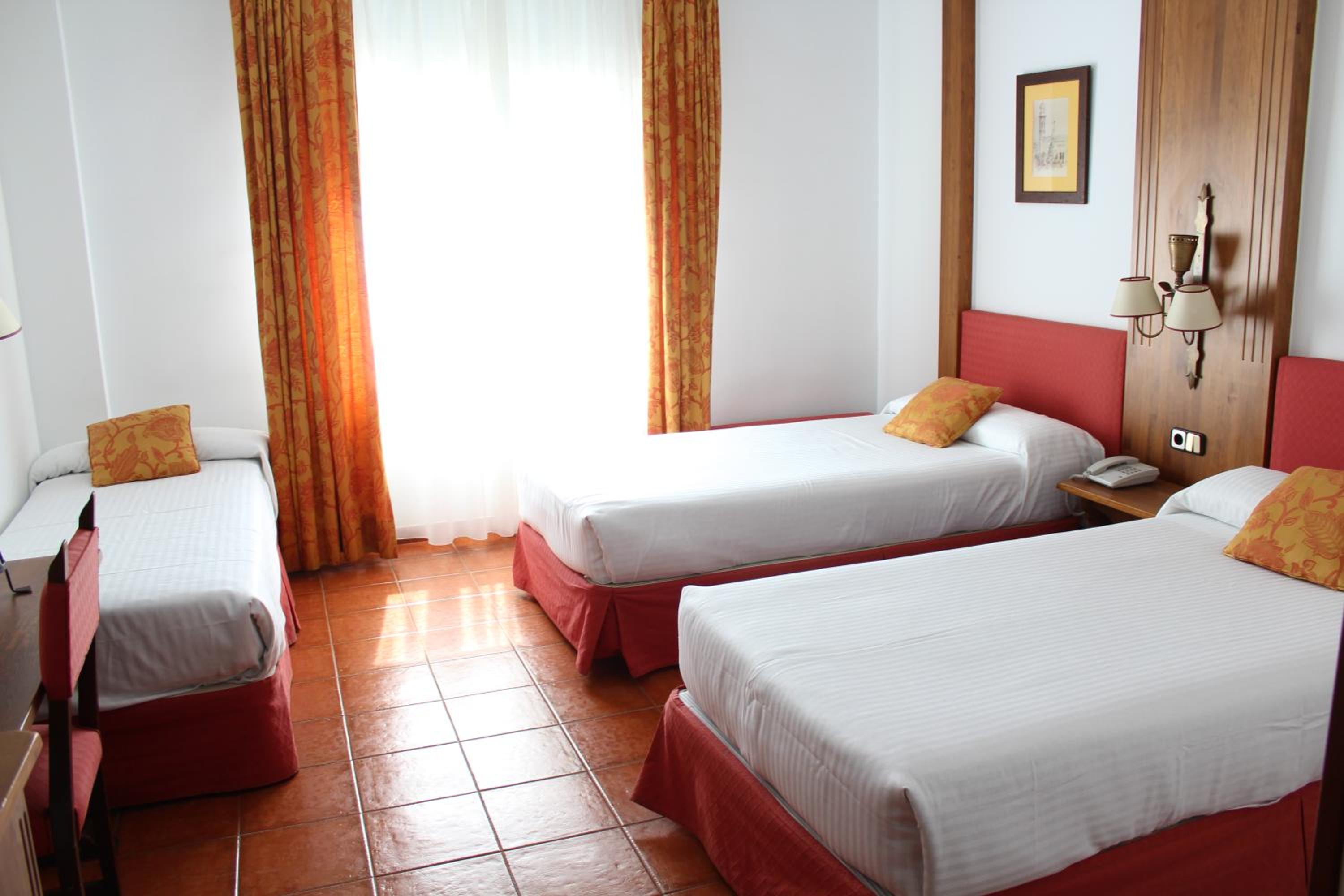 Twin Room with Extra Bed (2 Adults + 1 Child) photo 2