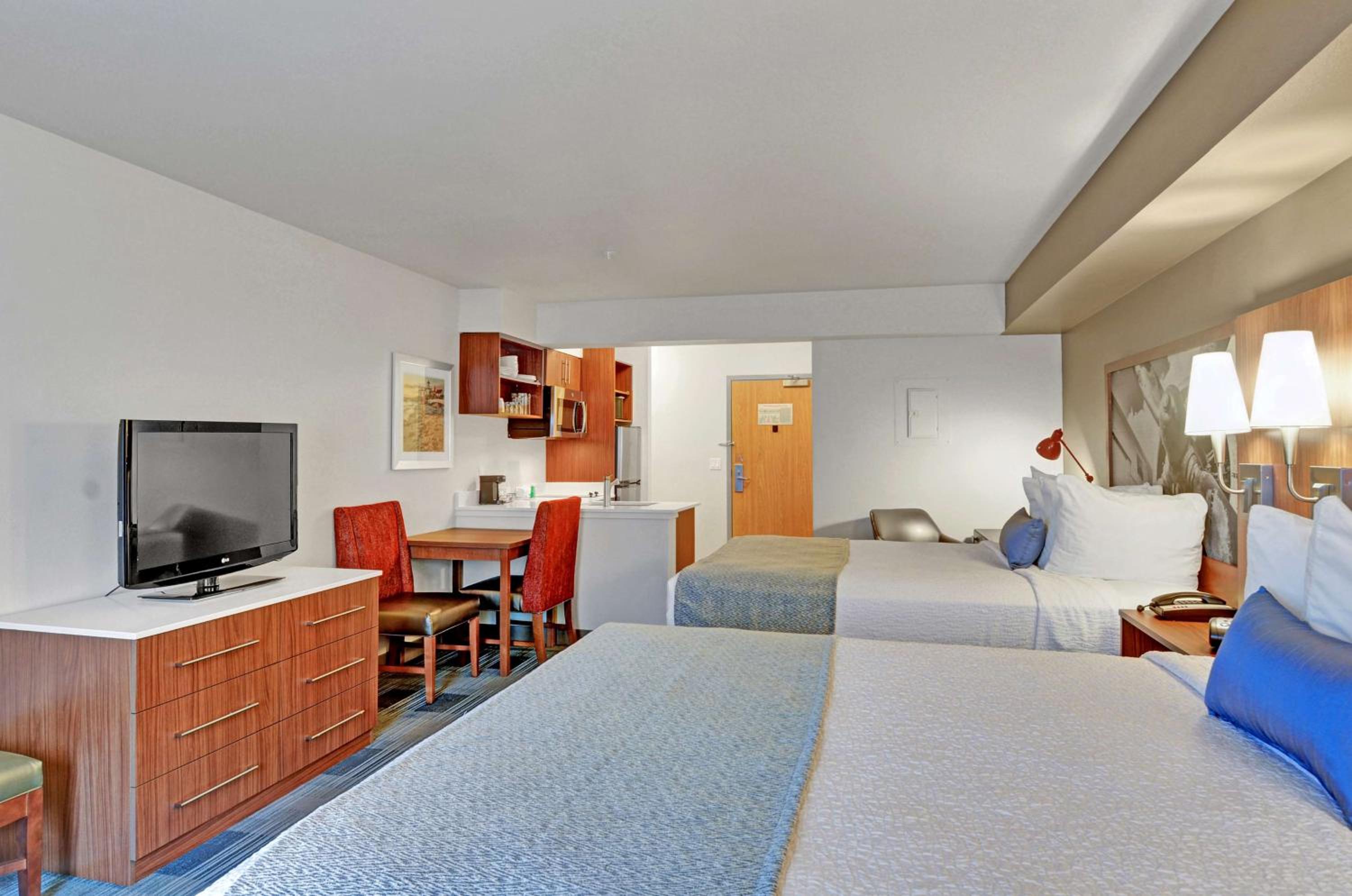Queen Room with Two Queen Beds - Non-Smoking - Photo 3