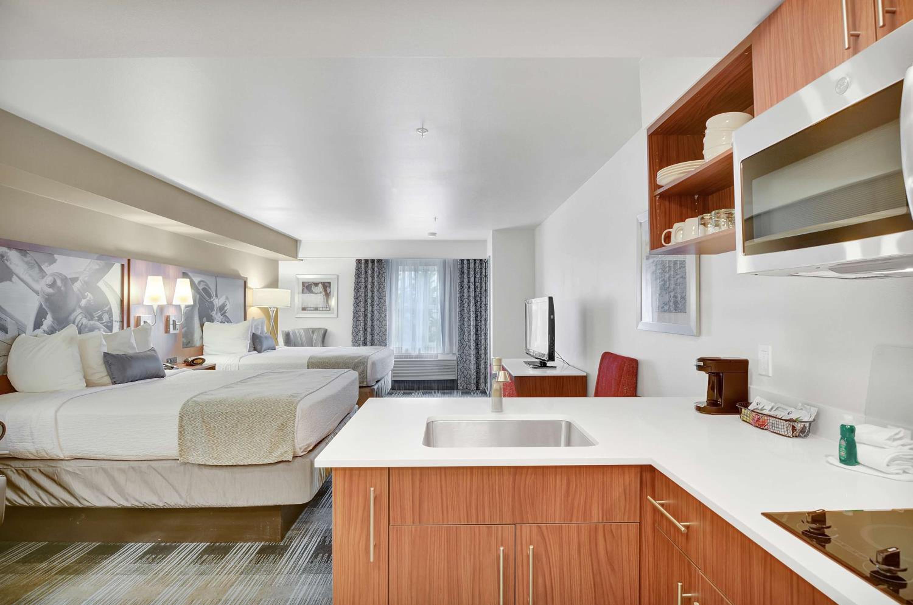 Queen Room With Two Queen Beds - Non-Smoking
