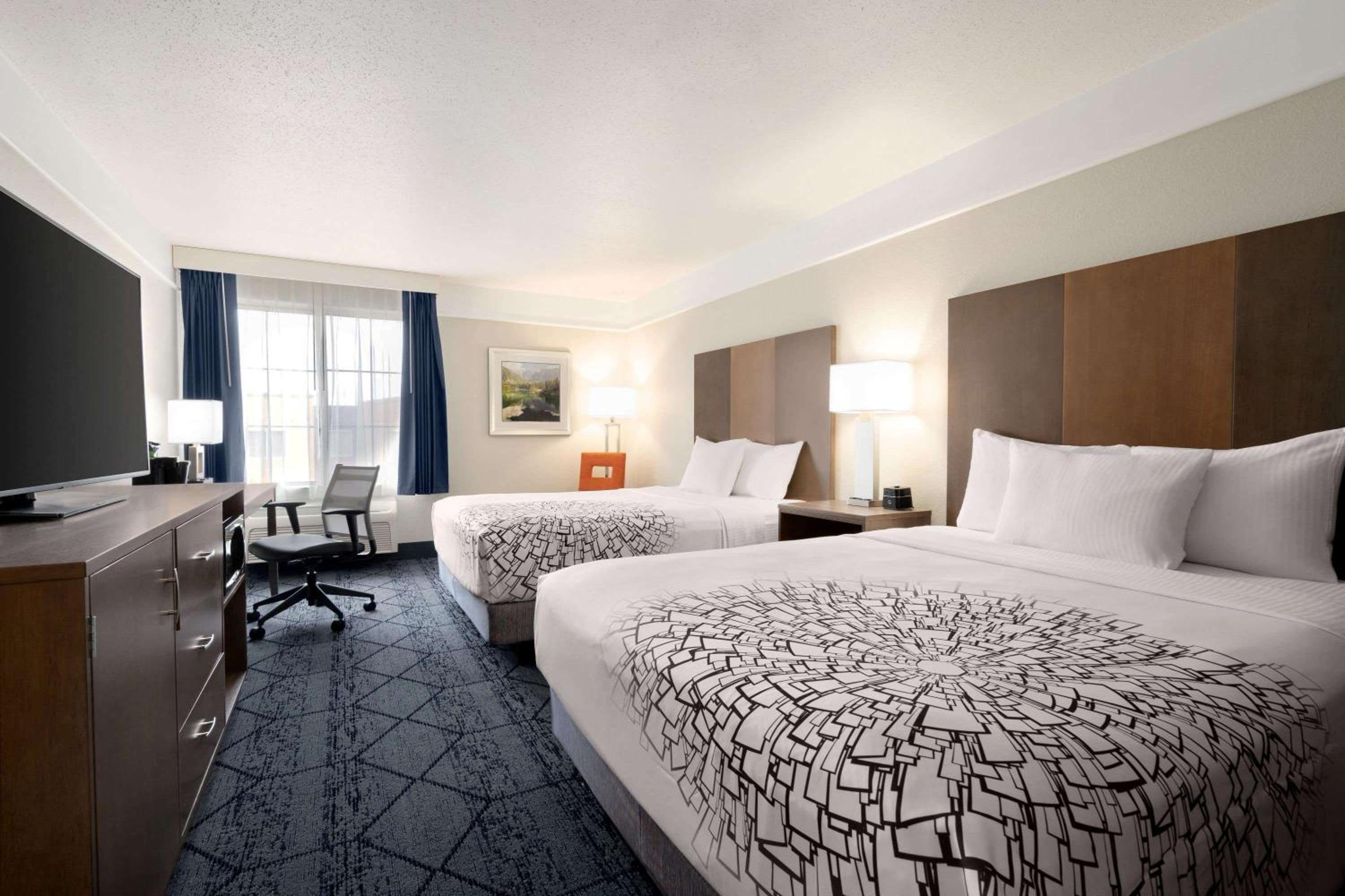 Deluxe Queen Room with Two Queen Beds photo 3
