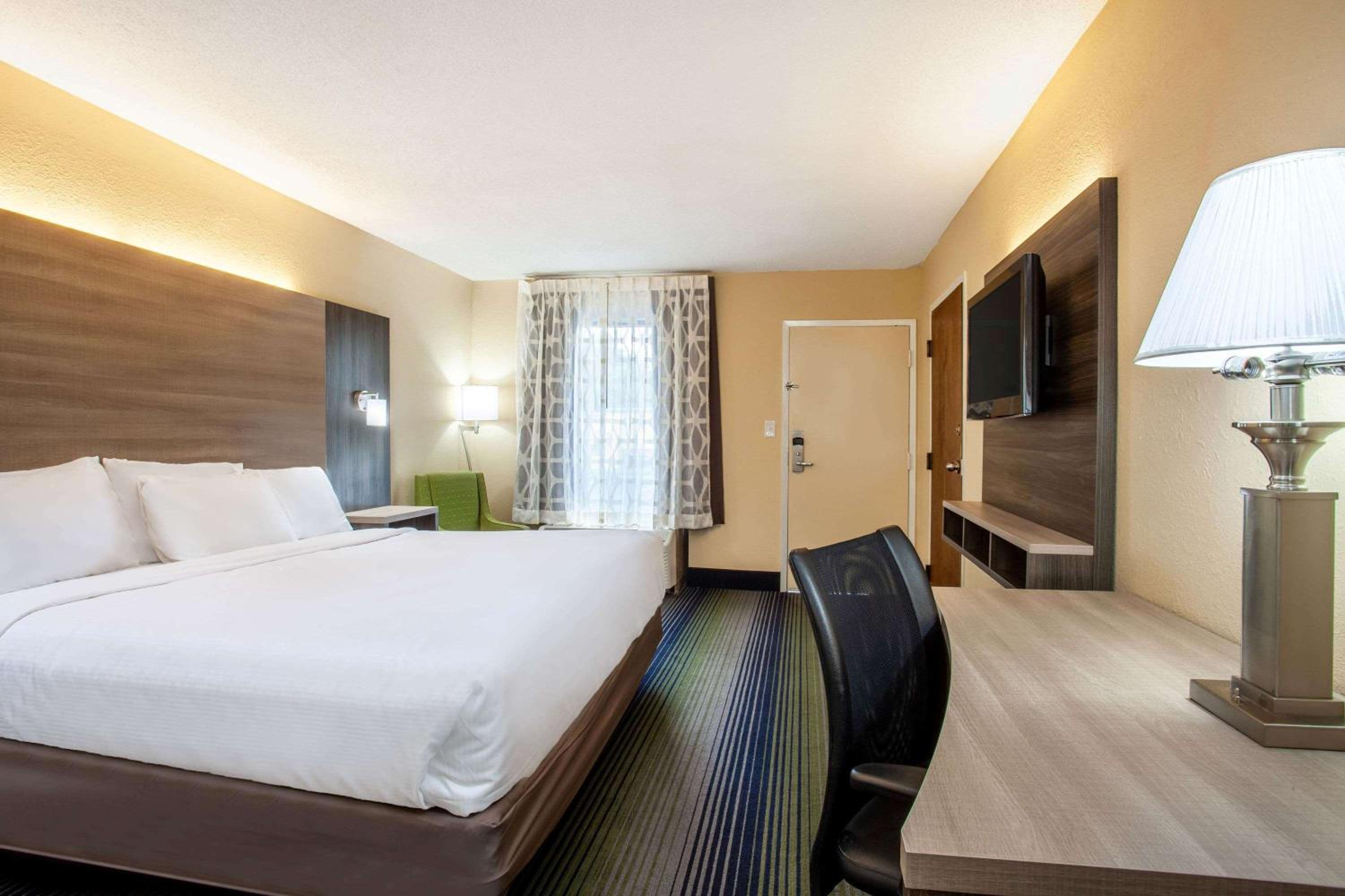 1 King Bed, Deluxe Room, Non-Smoking photo 1