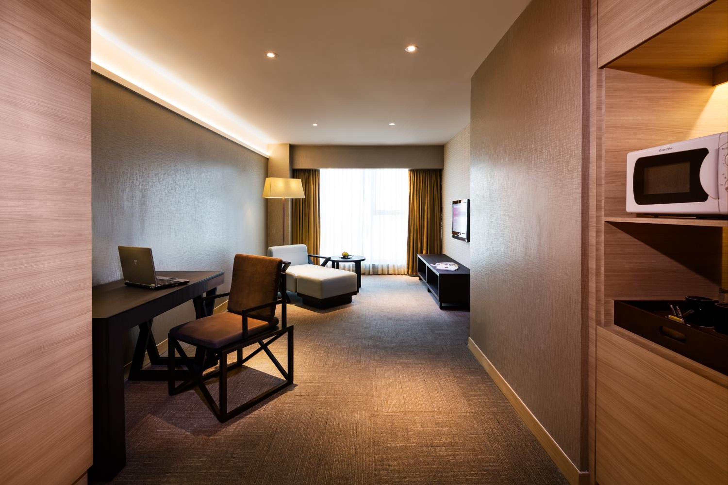 Junior Suite, 1 King Bed, Club Access photo 2