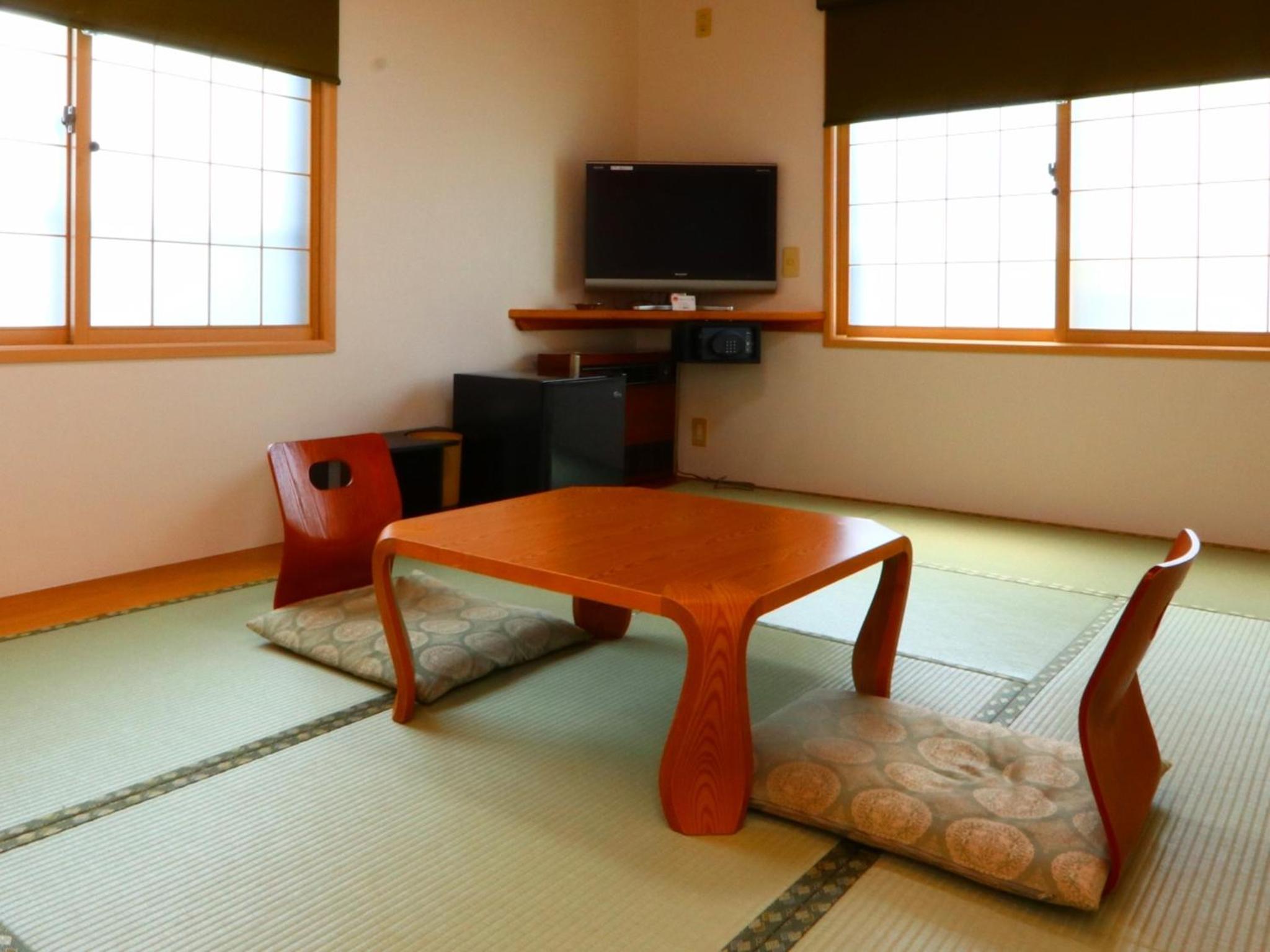 Japanese-Style Room with Shared Bathroom photo 3