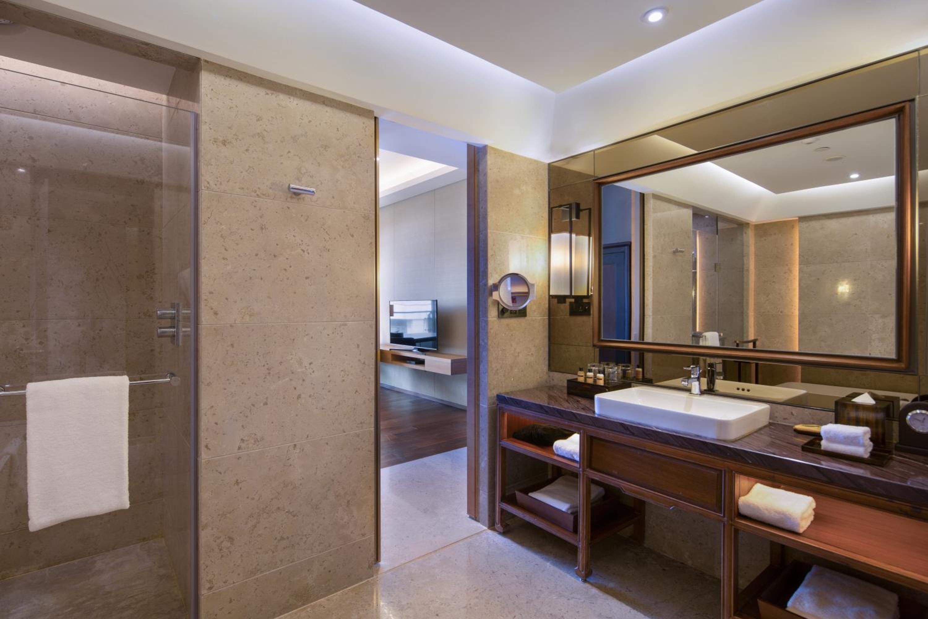 Family Premium Connecting Suite
