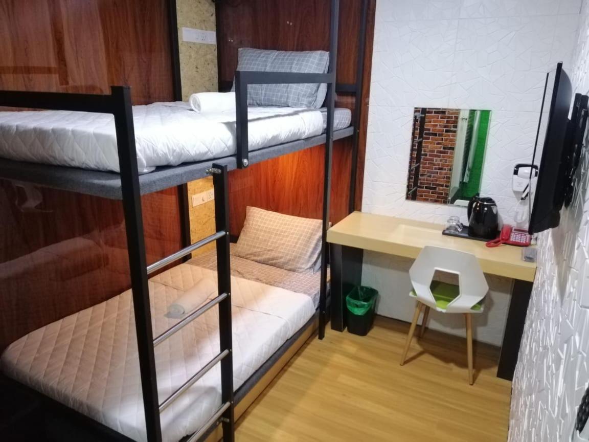 Twin Room with Bathroom photo 2