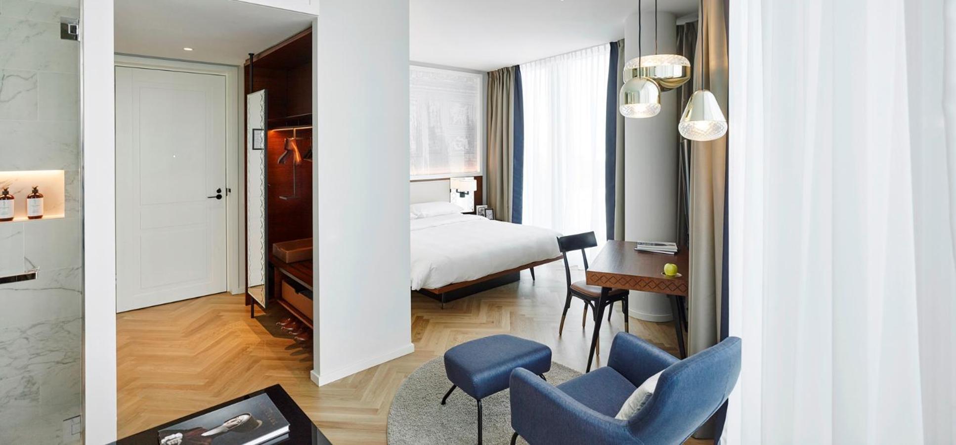 Deluxe King Room - Photo 1