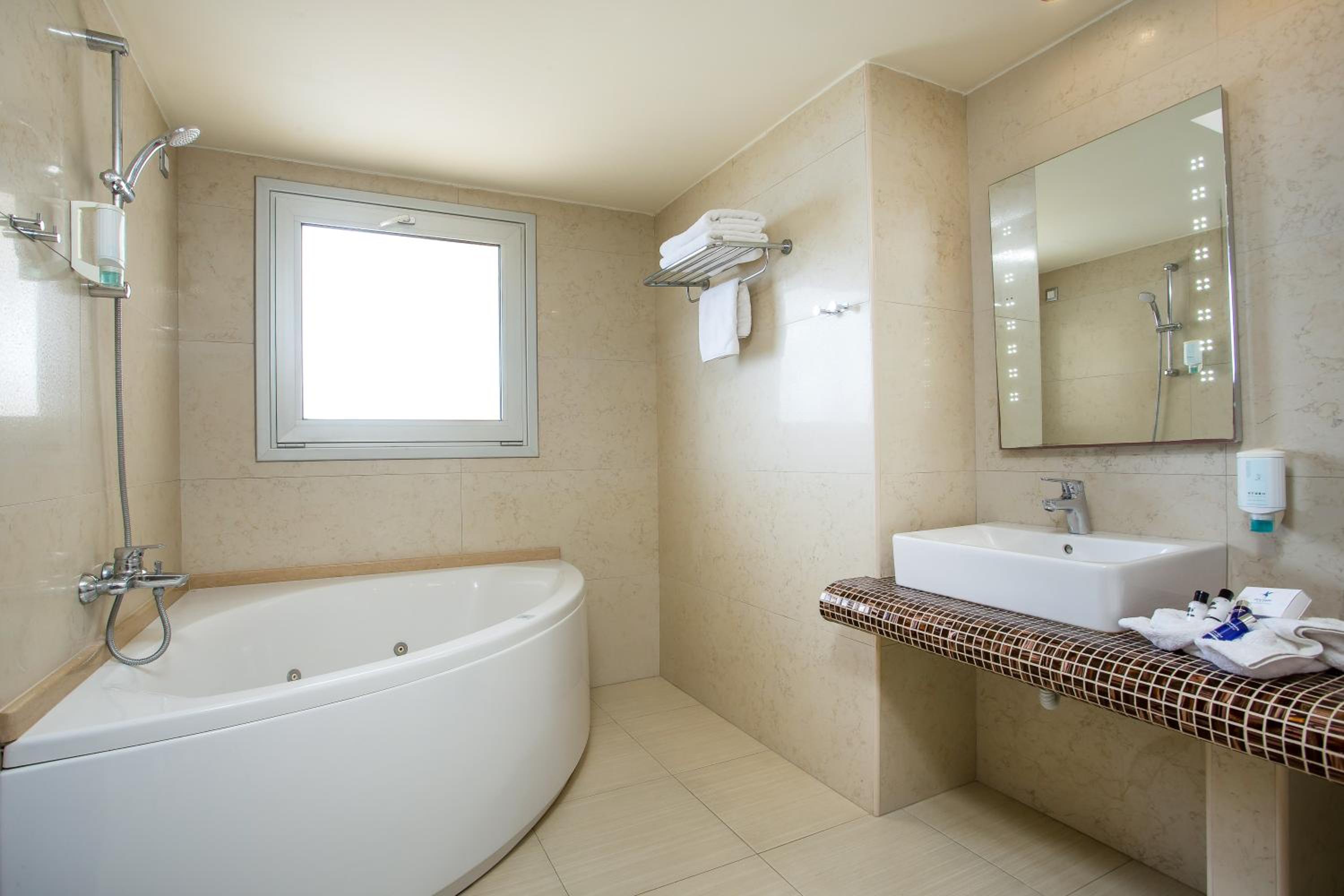 Panoramic Suite with Sea view & Outdoor Jet-bath - Photo 5