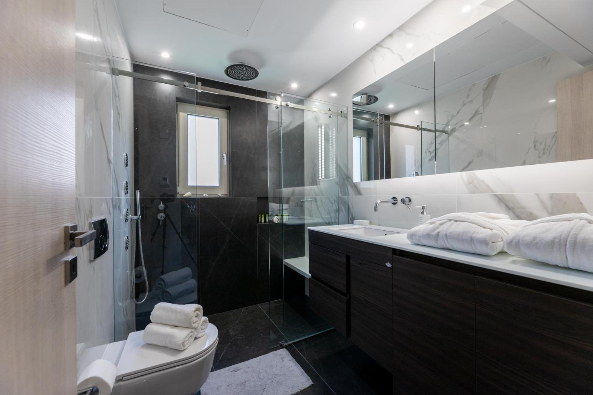 Elegant Two-Bedroom Apartment photo 2
